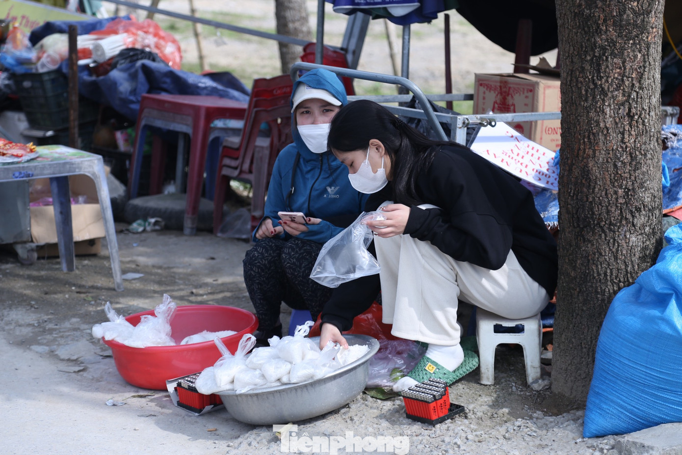 Với quan niệm "Đầu năm mua muối, cuối năm mua vôi", vào ngày đầu tiên của năm mới, nhiều người có thói quen mua những gói muối nhỏ và bật lửa để rước may mắn, tài lộc, sự ấm no cho cả năm.