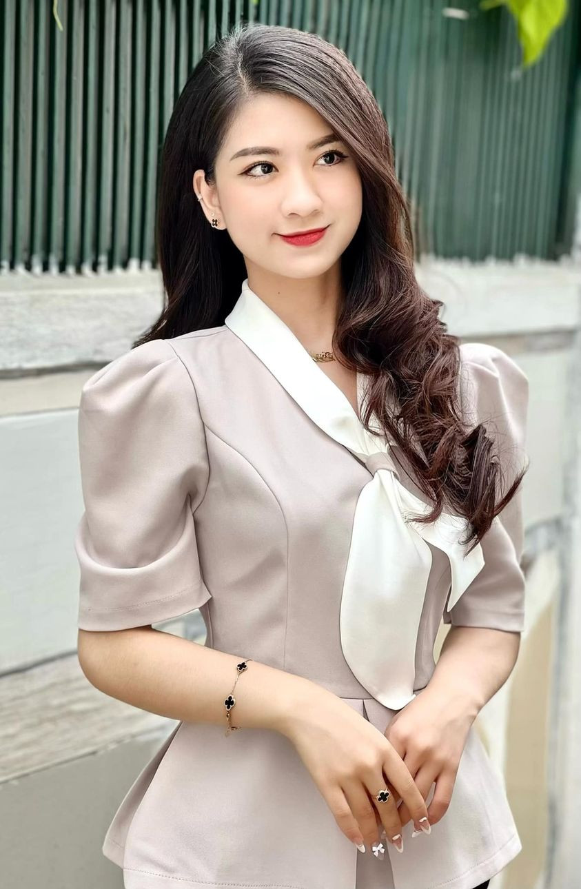 Ngoài công việc tại Đài truyền hình, Doanh Nhi còn làm mẫu ảnh cho một số hãng thời trang.