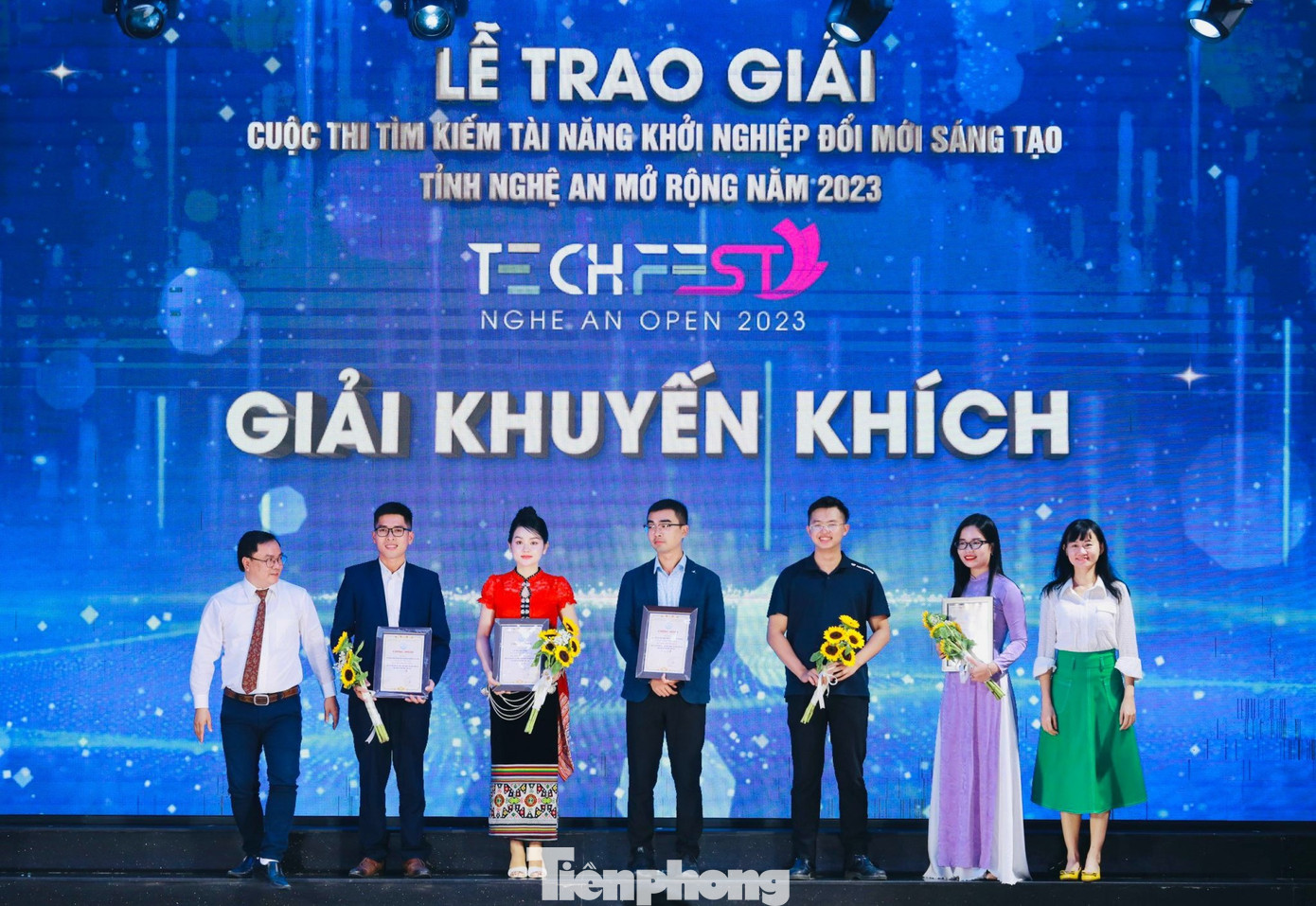 Lương Thị Hường (thứ 3 từ trái sang), nhận giải khuyến khích cuộc thi tìm kiếm tài năng khởi nghiệp đổi mới sáng tạo tỉnh Nghệ An mở rộng 2023.