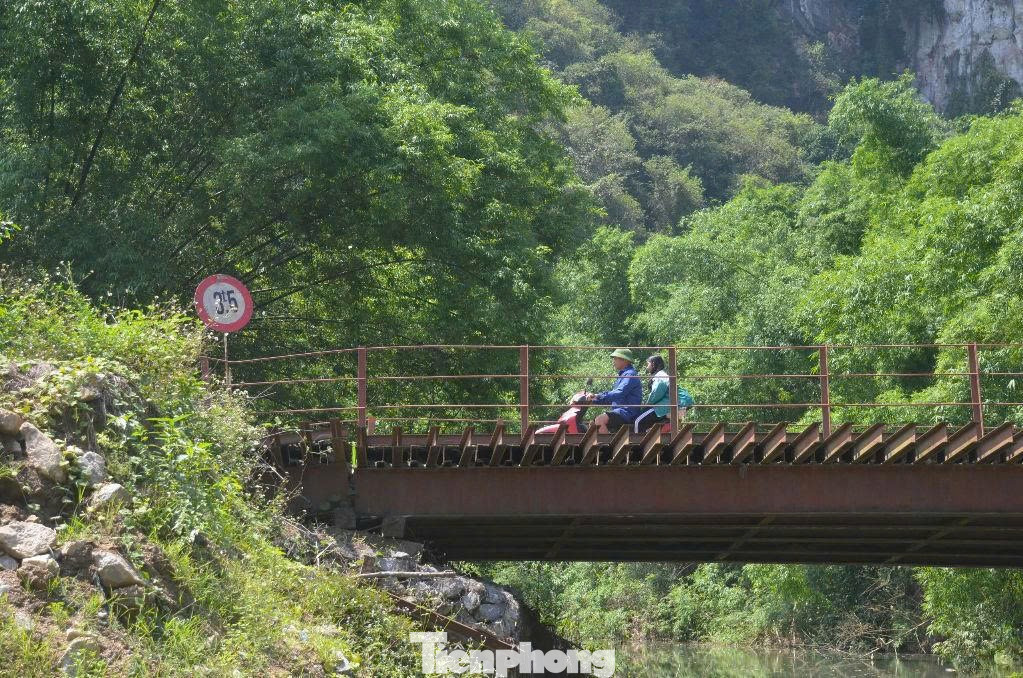 Qua quan sát, cầu tạm Khe Đá được dựng bằng các thanh sắt, lan can hai bên cầu đã bị nghiêng, bong mối hàn. Mỗi khi có xe di chuyển qua, cầu bị rung lắc mạnh.