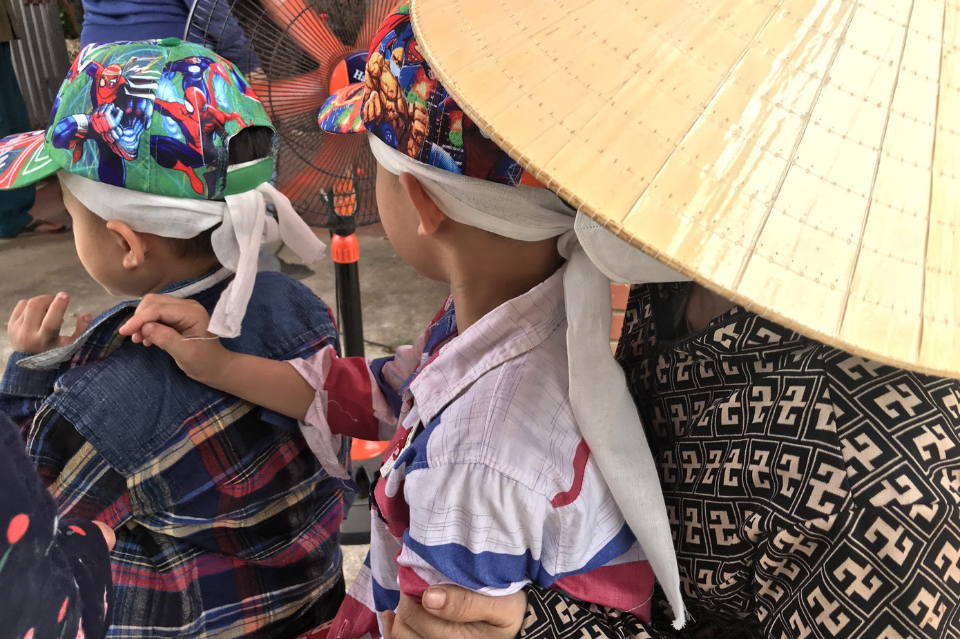 Chỉ sau một đêm, hai đứa trẻ bỗng mất đi cả bố lẫn mẹ