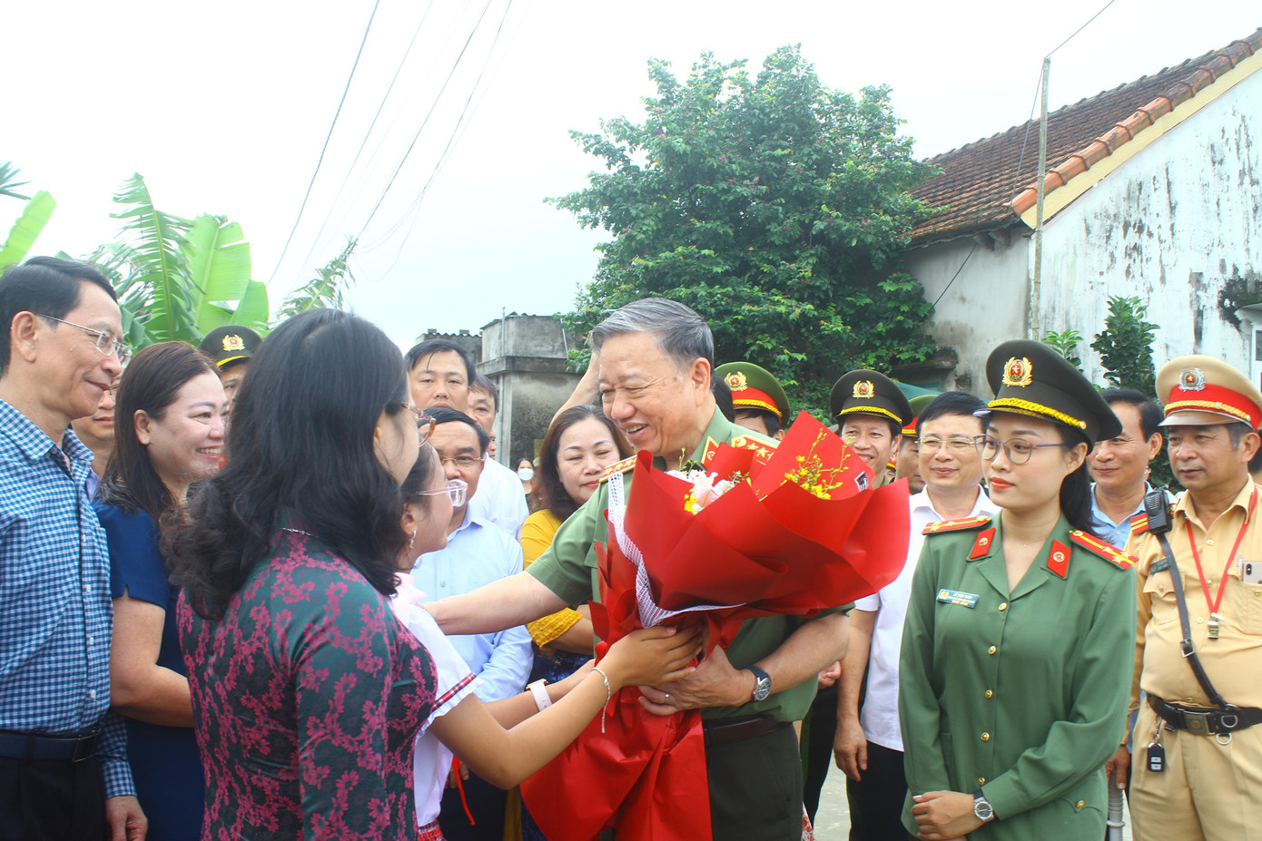 Đại tướng Tô Lâm dự Ngày hội Đại đoàn kết toàn dân tộc với nhân dân làng Phan, xã Hưng Tân, huyện Hưng Nguyên, Nghệ An. Đại tướng Tô Lâm dự Ngày hội Đại đoàn kết toàn dân tộc với nhân dân làng Phan, xã Hưng Tân, huyện Hưng Nguyên, Nghệ An.