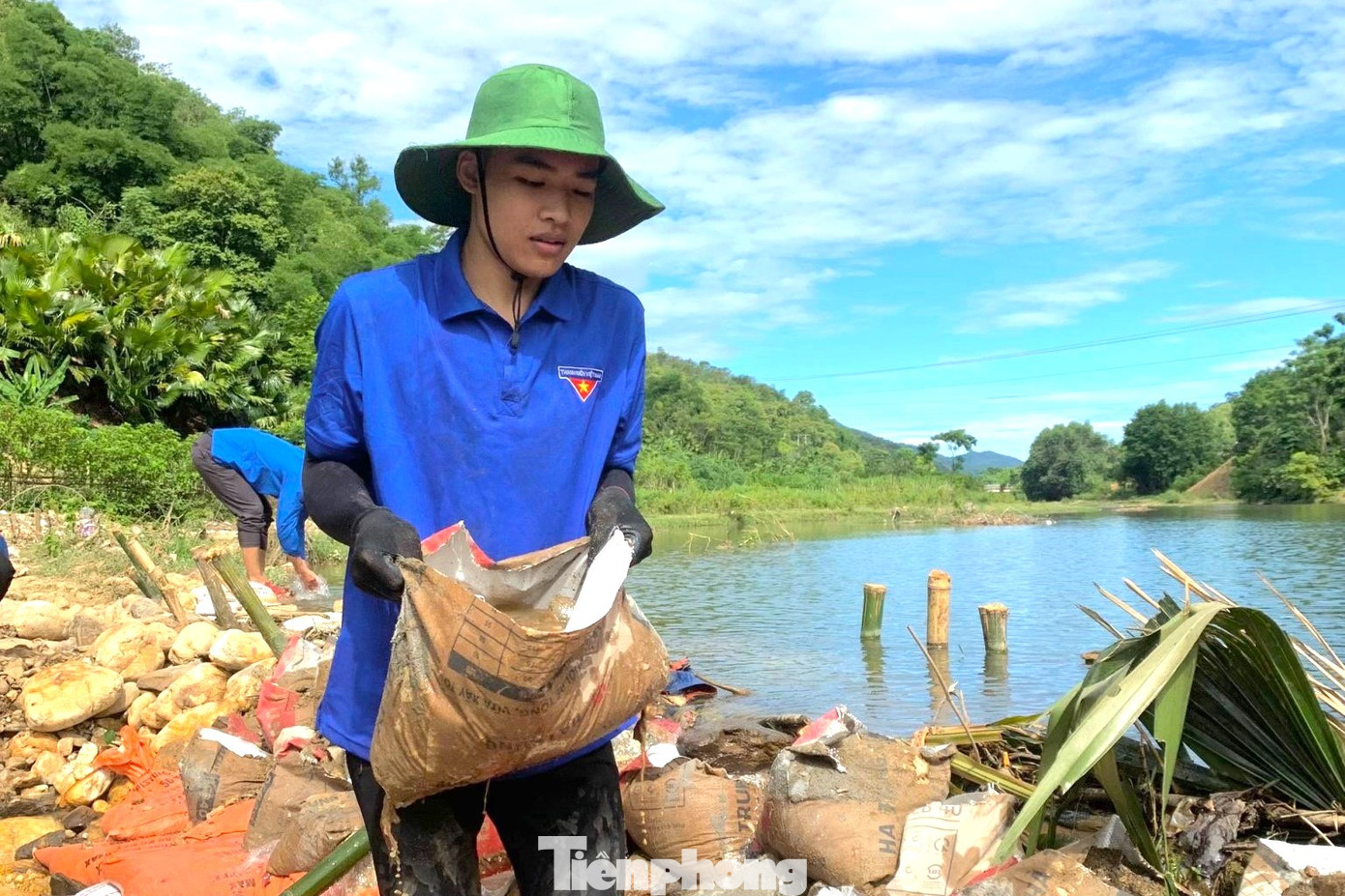 Do thời tiết nắng nóng, đập lại bị cuốn dài khoảng 6m, quá trình làm thủ công nên các bạn đoàn viên thanh niên gặp nhiều khó khăn.