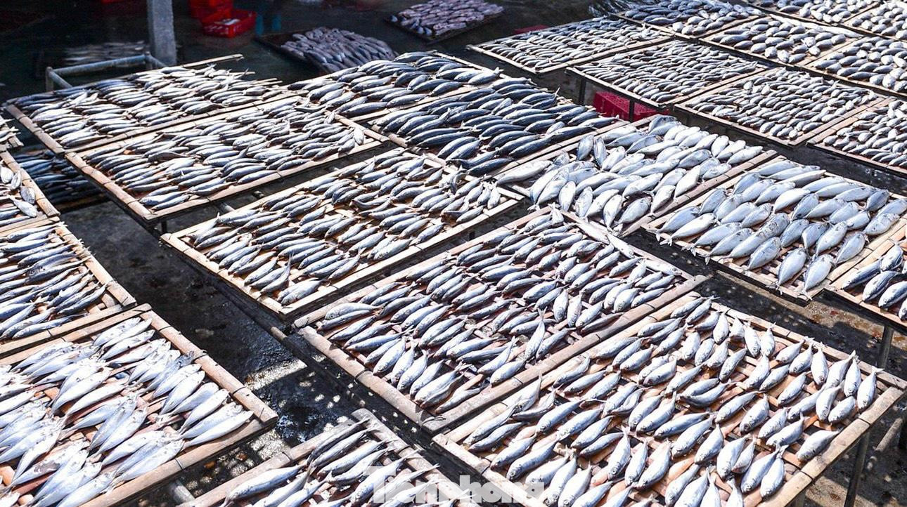 Làng Trung Hậu (xã Diễn Vạn, huyện Diễn Châu, Nghệ An) bấy lâu “nổi danh” với nghề nướng cá. Mùi thơm từ cá dậy lên sống mũi như tấm biển chỉ dẫn cho người đi qua đường tìm đến làng nghề này. Tuy người dân ở đây không làm nghề biển, nhưng nướng cá đã là nghề truyền thống lâu đời của làng, nuôi sống hàng trăm gia đình làm nghề nướng cá thuê và chủ lò nướng. Làng Trung Hậu (xã Diễn Vạn, huyện Diễn Châu, Nghệ An) bấy lâu “nổi danh” với nghề nướng cá. Mùi thơm từ cá dậy lên sống mũi như tấm biển chỉ dẫn cho người đi qua đường tìm đến làng nghề này. Tuy người dân ở đây không làm nghề biển, nhưng nướng cá đã là nghề truyền thống lâu đời của làng, nuôi sống hàng trăm gia đình làm nghề nướng cá thuê và chủ lò nướng.