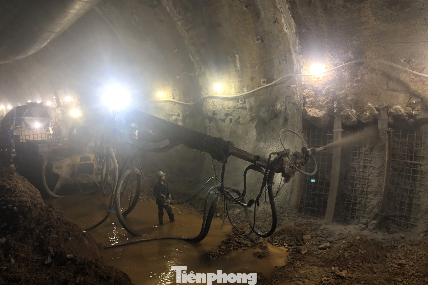 Theo Chỉ huy trưởng thi công Bắc hầm Thần Vũ, hầm được thiết kế vĩnh cửu, vỏ bằng bê tông cốt thép, thi công theo phương pháp của Áo. Bên trong hầm tối, hệ thống đèn chiếu sáng được bật thường xuyên để công nhân làm việc.