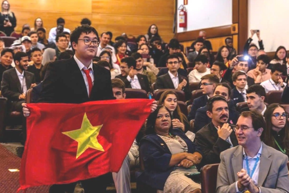 Nguyễn Ngô Đức trong phút giây giành chiến thắng tại Kỳ thi Olympic Hóa học quốc tế Mendeleev.