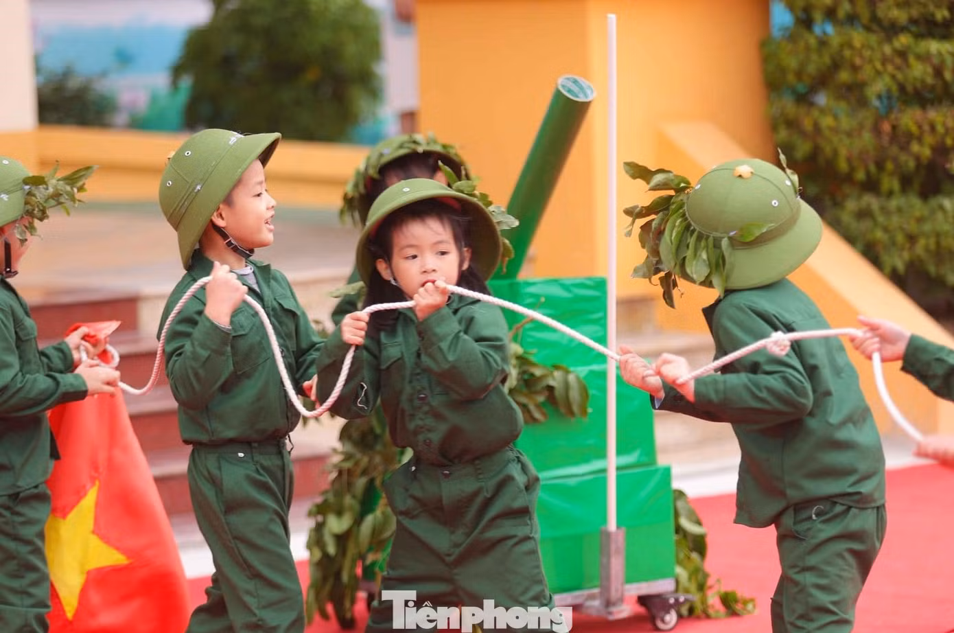 Các em thiếu nhi đã có một ngày trải nghiệm làm chú bộ đội đáng nhớ. Các em thiếu nhi đã có một ngày trải nghiệm làm chú bộ đội đáng nhớ.