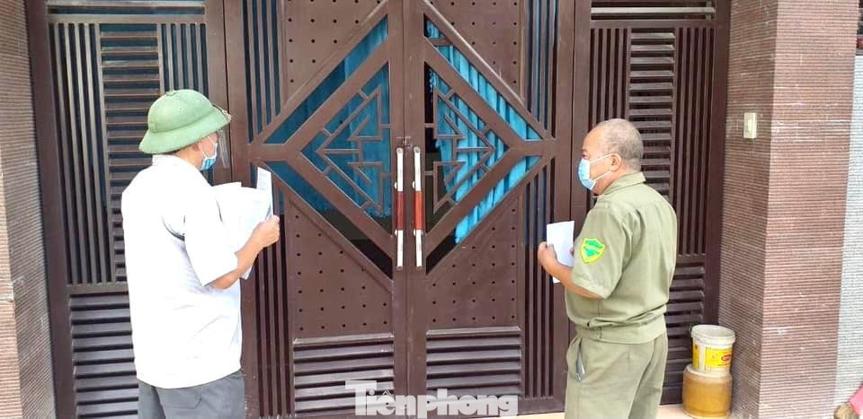 Chợ đầu mối Vinh nằm trên địa bàn phường Hồng Sơn, TP Vinh. Đây cũng là chợ đầu mối lớn nhất Nghệ An. Lượng người mua bán, trao đổi hàng hoá lớn nên công tác truy vết gặp nhiều khó khăn. Phường Hồng Sơn đã lập 7 tổ truy vết theo 7 khối dân cư, xuyên trưa truy vết.