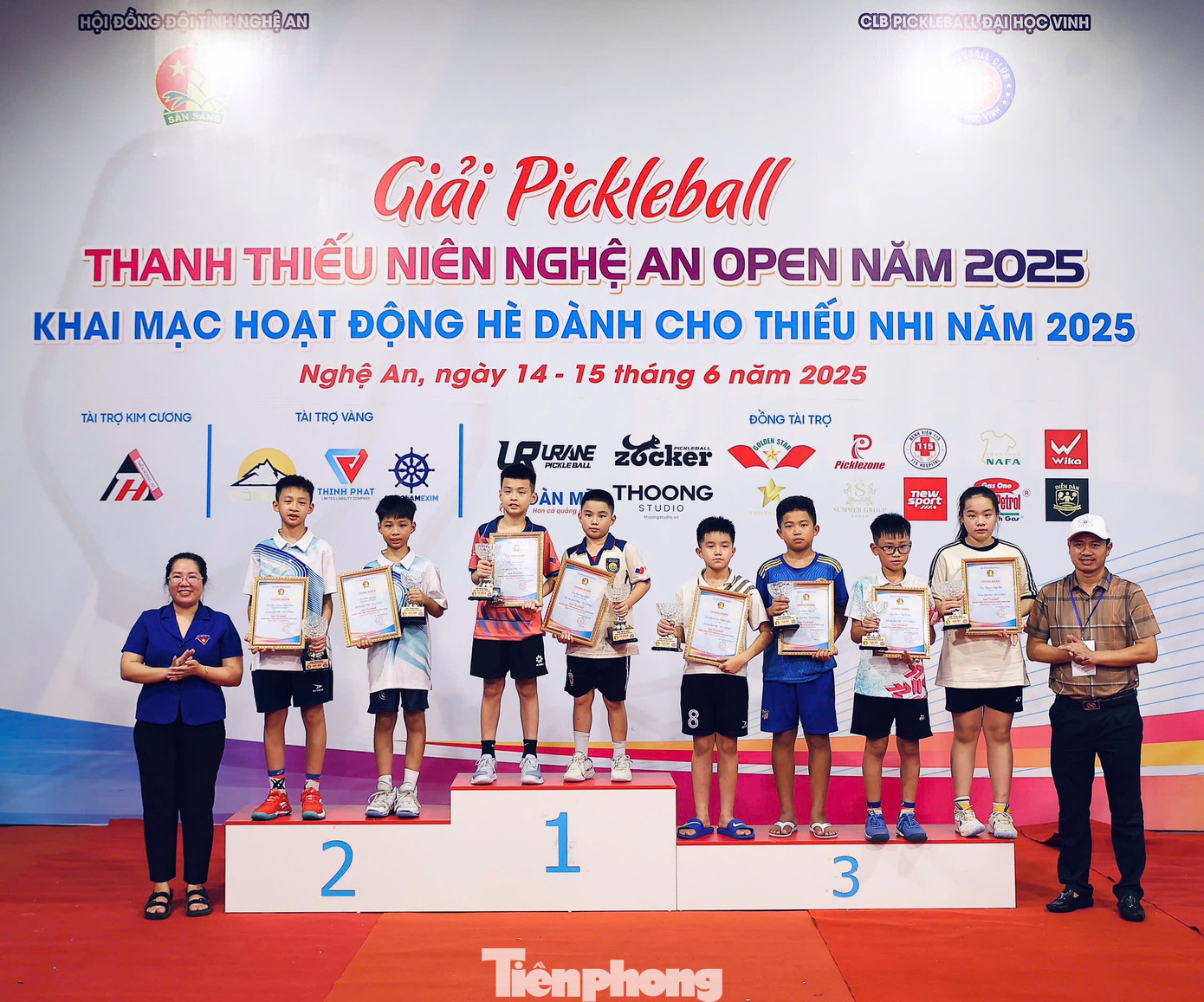 : Ban Tổ chức Giải Pickleball Thanh thiếu niên Nghệ An Open năm 2025 trao cup và giấy chứng nhận cho các vận động viên tham gia. : Ban Tổ chức Giải Pickleball Thanh thiếu niên Nghệ An Open năm 2025 trao cup và giấy chứng nhận cho các vận động viên tham gia.