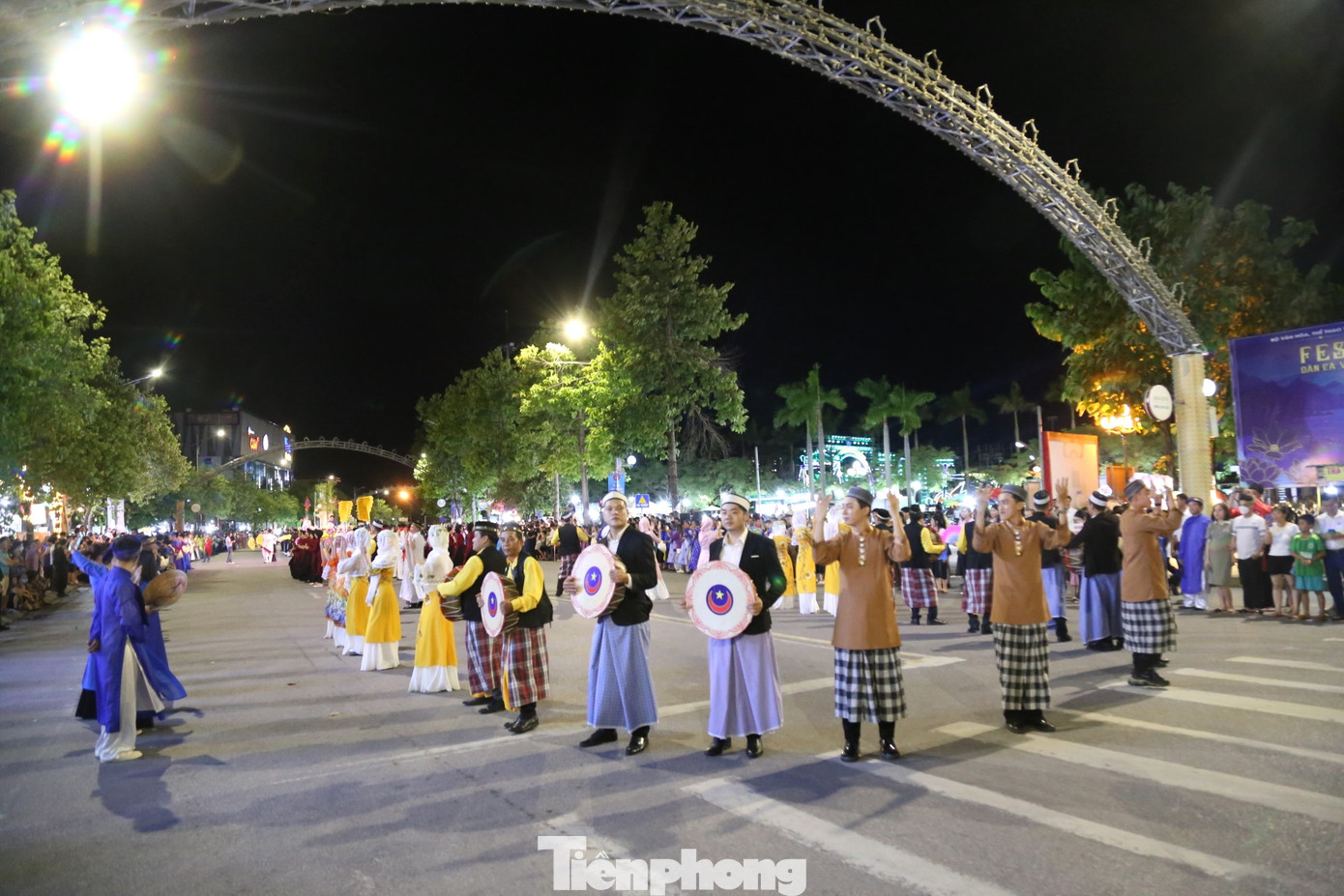 Tại 2 phía của phố đi bộ có 2 sân khấu, ở đó các đoàn nghệ thuật quần chúng, các câu lạc bộ dân ca sẽ biểu diễn với các nhóm múa, nhóm nhảy, nhóm trượt patin, kết hợp giao lưu với khán giả.