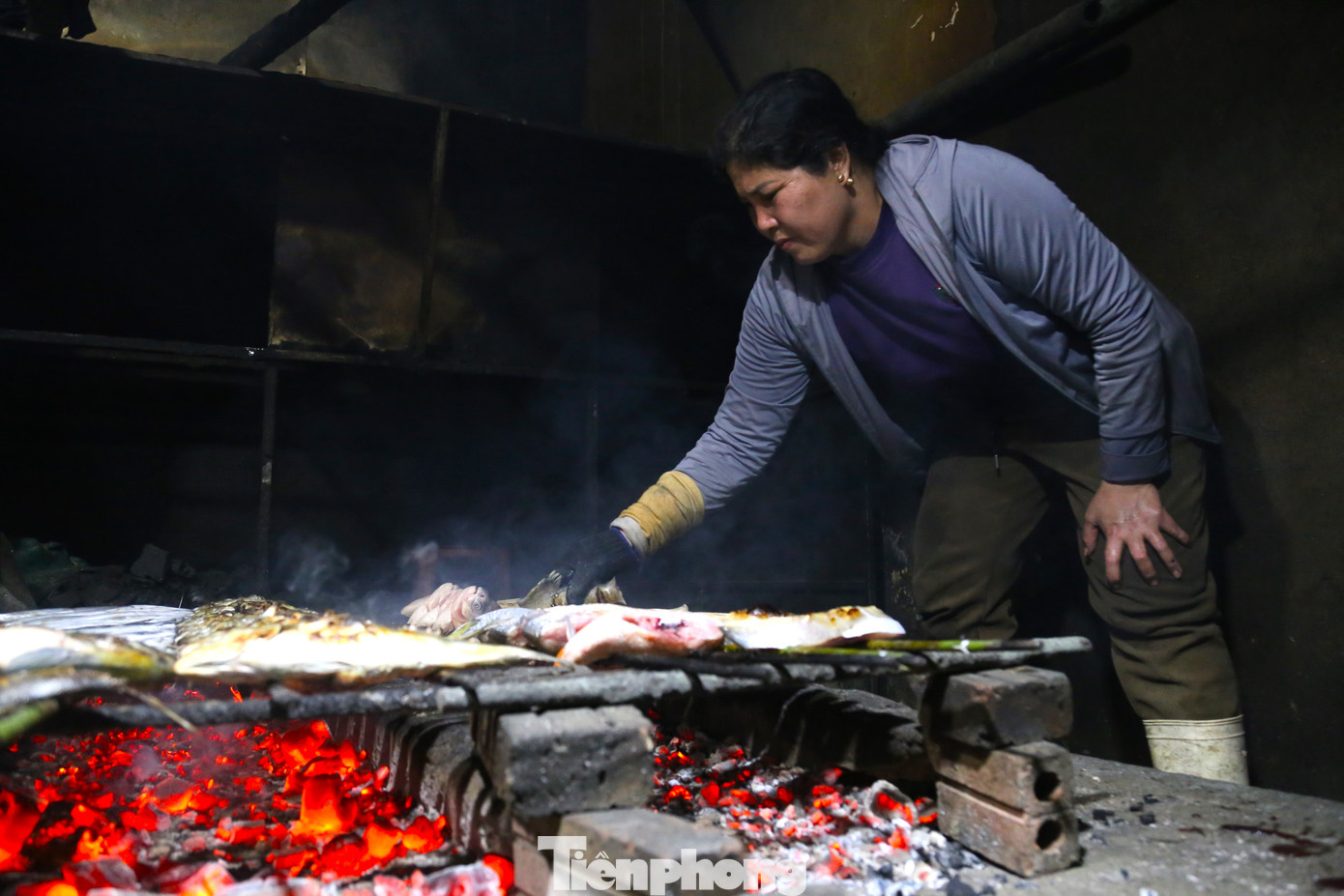 Bà Nguyễn Thị Loan (trú phường Nghi Thủy, TP Vinh) có hơn 30 năm làm nghề nướng cá cho biết, cá nướng muốn ngon, đạt chất lượng phải dậy từ 3 – 4 giờ sáng ra bến, canh thuyền về để mua cá. “Mấy ngày nay, thời tiết mưa lạnh nhưng bên lò than rực đỏ thế này chúng tôi mướt mồ hôi. Tay liên tục cời than, trở cá, dù đi hai lớp găng tay dày nhưng vẫn nóng rát bởi lửa than, người lấm lem khói bụi”, bà Loan chia sẻ.