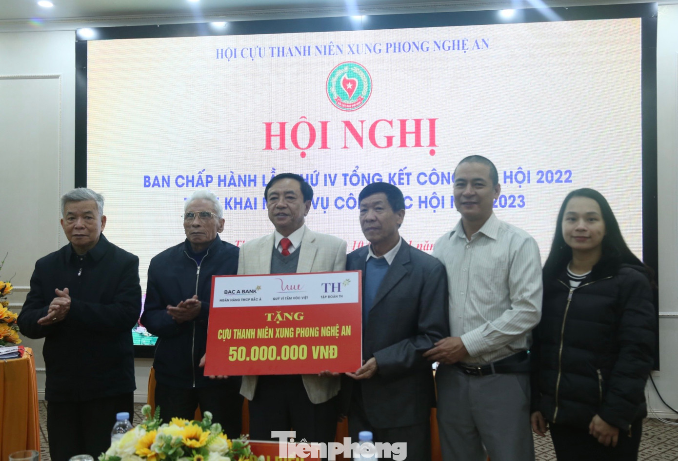 Nhà báo Trần Quang Long - Trưởng ban đại diện Báo Tiền Phong tại Nghệ An trao 50 triệu đồng của Quỹ Tầm Vóc Việt, Bắc Á Bank, Tập đoàn TH cho Hội cựu TNXP tỉnh Nghệ An. Nhà báo Trần Quang Long - Trưởng ban đại diện Báo Tiền Phong tại Nghệ An trao 50 triệu đồng của Quỹ Tầm Vóc Việt, Bắc Á Bank, Tập đoàn TH cho Hội cựu TNXP tỉnh Nghệ An.