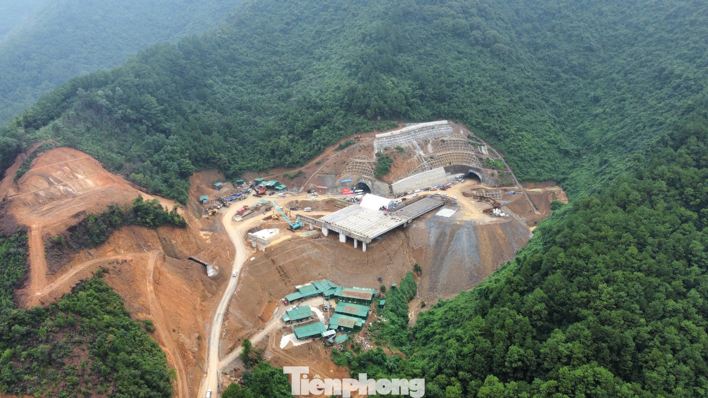 Hầm Thần Vũ dài 1,13 km, xuyên qua núi Thần Vũ, phía bắc thuộc xã Diễn Phú, huyện Diễn Châu, phía nam nằm ở xã Nghi Đồng, huyện Nghi Lộc. Hầm thiết kế vĩnh cửu, vỏ bằng bêtông cốt thép, quy mô hai hầm riêng biệt, chiều rộng mỗi hầm 13,78 m, khoảng cách 2 tim hầm 45 m. Hầm bên phải sẽ phục vụ giai đoạn một của dự án, hầm bên trái dành cho phần mở rộng cao tốc trong giai đoạn 2.