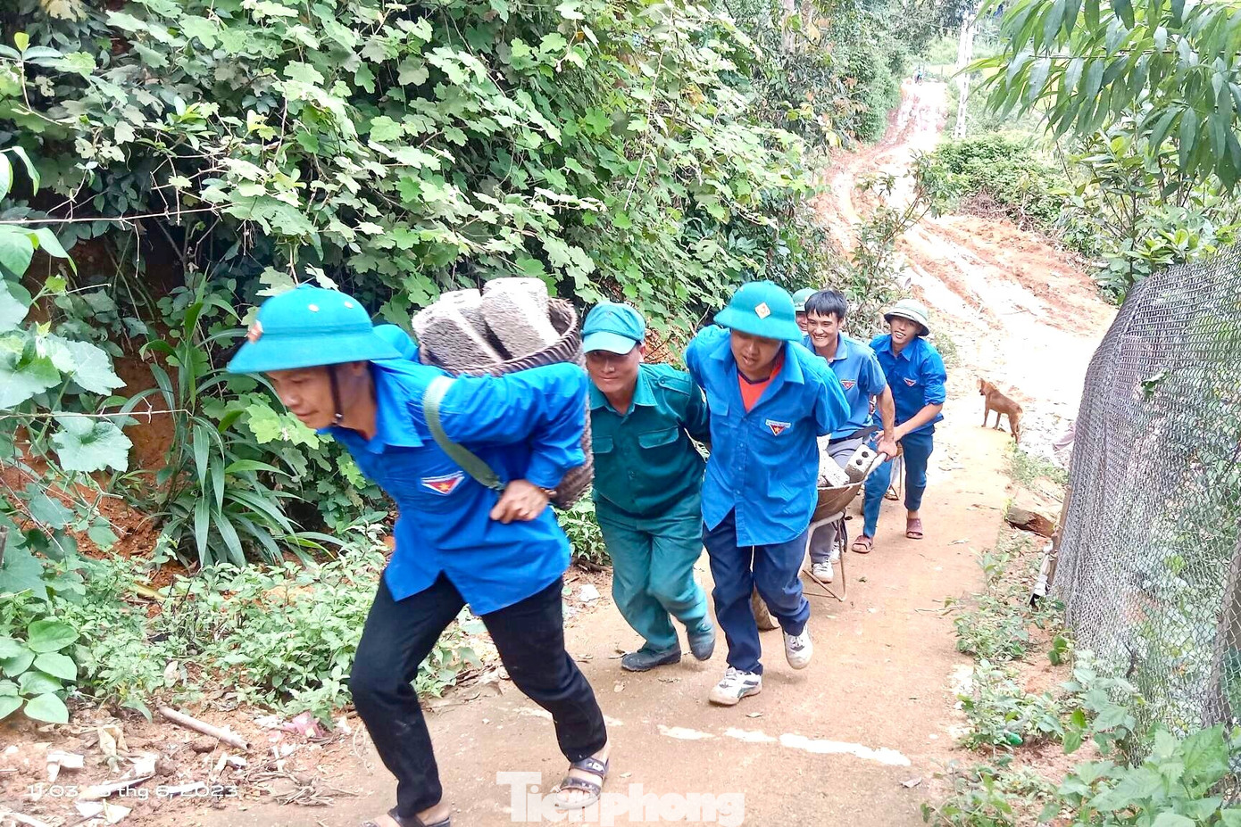 Gùi gạch trên lưng Gùi gạch trên lưng