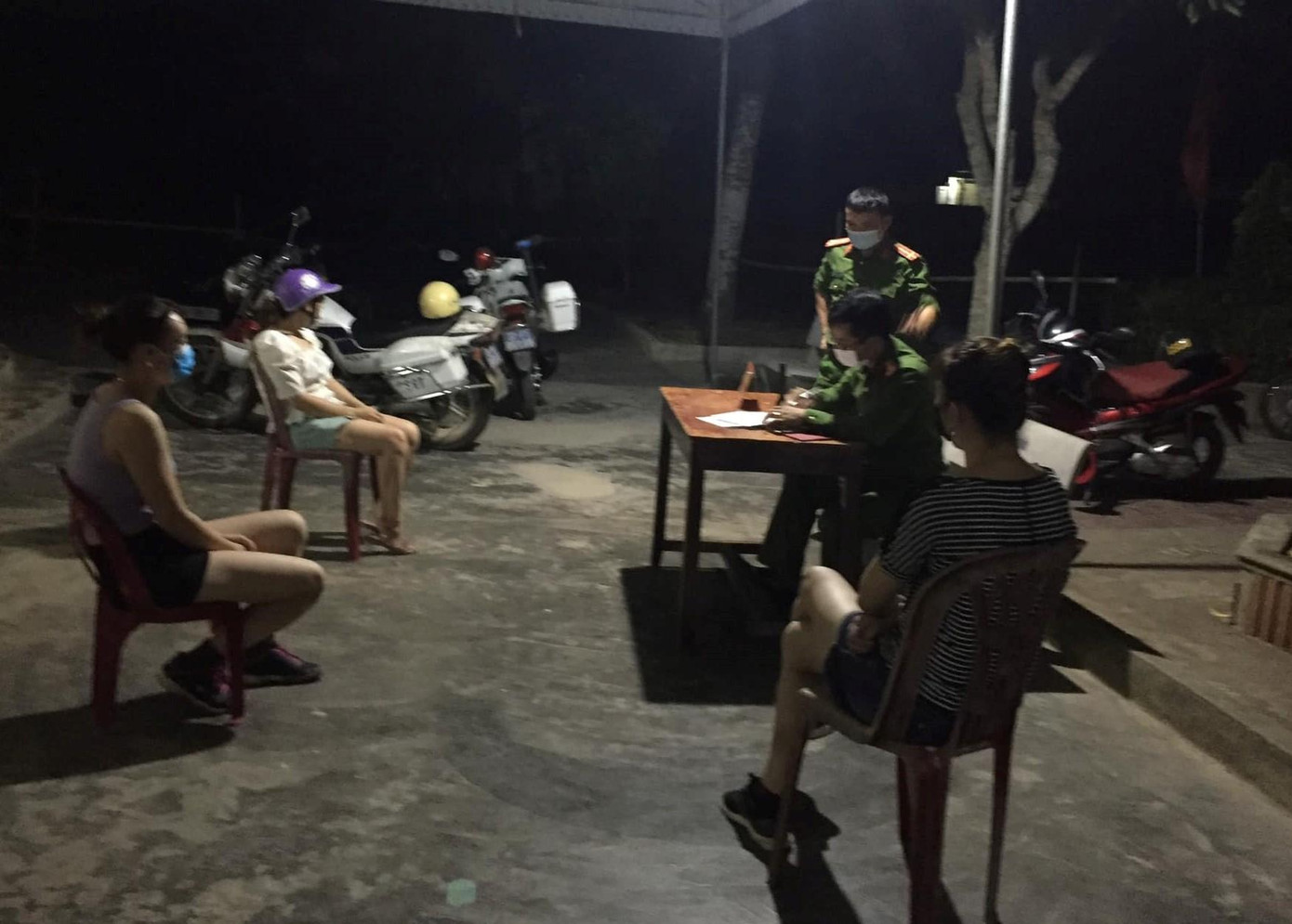 Tổ công tác lập biên bản xử phạt 3 người phụ nữ ra ngoài trong thời gian thực hiện Chỉ thị 16