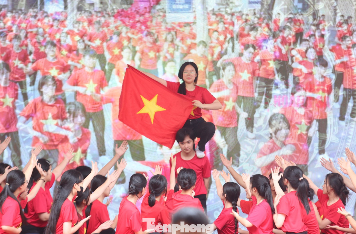 Học sinh tập các tiết mục văn nghệ cho chương trình