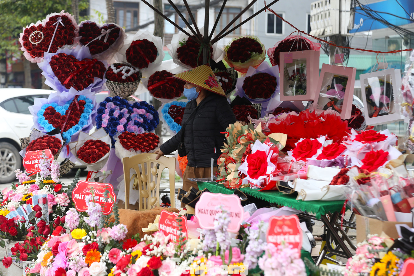 Chị Phan Thanh, chủ một điểm bán hoa trên đường Lê Duẩn cho hay: “Năm nay, giá hoa tươi tăng nhẹ, đa dạng với nhiều phân khúc, song sức mua lại không tăng mạnh như kỳ vọng. Tôi đã dọn hoa đến đây bán được hai ngày nhưng rất ít khách. Hy vọng chiều tối sẽ khá hơn”. Chị Phan Thanh, chủ một điểm bán hoa trên đường Lê Duẩn cho hay: “Năm nay, giá hoa tươi tăng nhẹ, đa dạng với nhiều phân khúc, song sức mua lại không tăng mạnh như kỳ vọng. Tôi đã dọn hoa đến đây bán được hai ngày nhưng rất ít khách. Hy vọng chiều tối sẽ khá hơn”.