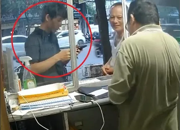 Nam thanh niên mua 4 thẻ cào mệnh giá 500.000 đồng của người đàn ông lớn tuổi rồi phóng xe bỏ chạy Nam thanh niên mua 4 thẻ cào mệnh giá 500.000 đồng của người đàn ông lớn tuổi rồi phóng xe bỏ chạy