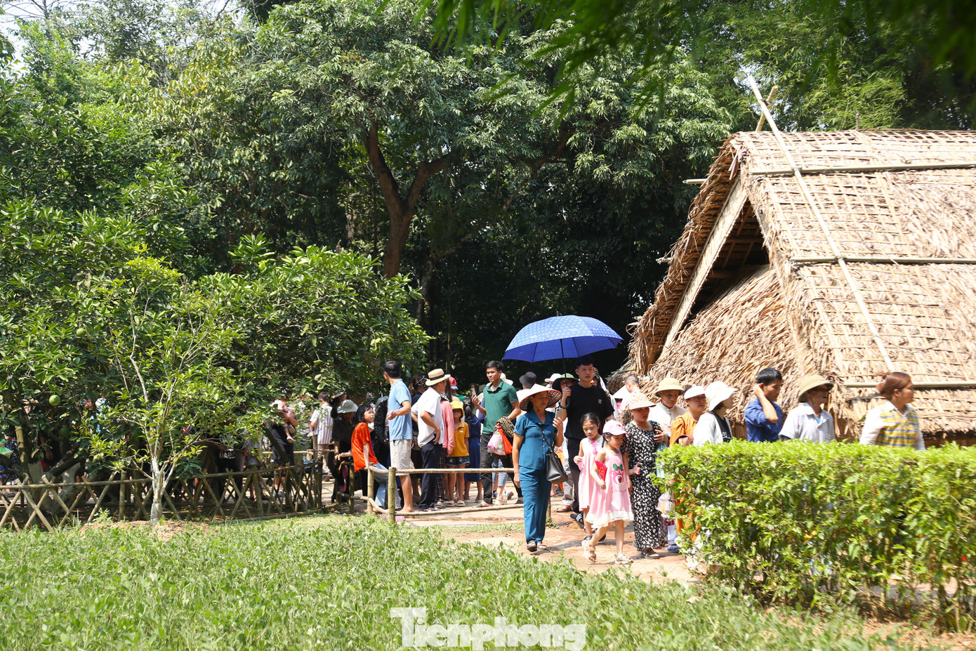 Làng Sen có ngôi nhà tranh của gia đình cụ Phó bảng Nguyễn Sinh Sắc, lưu giữ những kỷ vật gắn bó thời niên thiếu của Chủ tịch Hồ Chí Minh từ năm 1901 đến 1906 và hai lần Bác về thăm quê (năm 1957 và 1961).