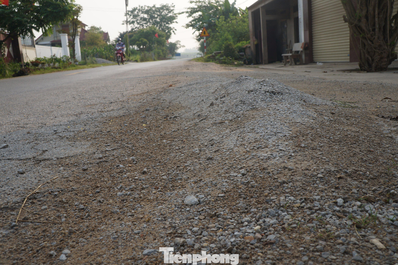 Nhiều điểm sụt lún tiềm ẩn nguy cơ tai nạn giao thông