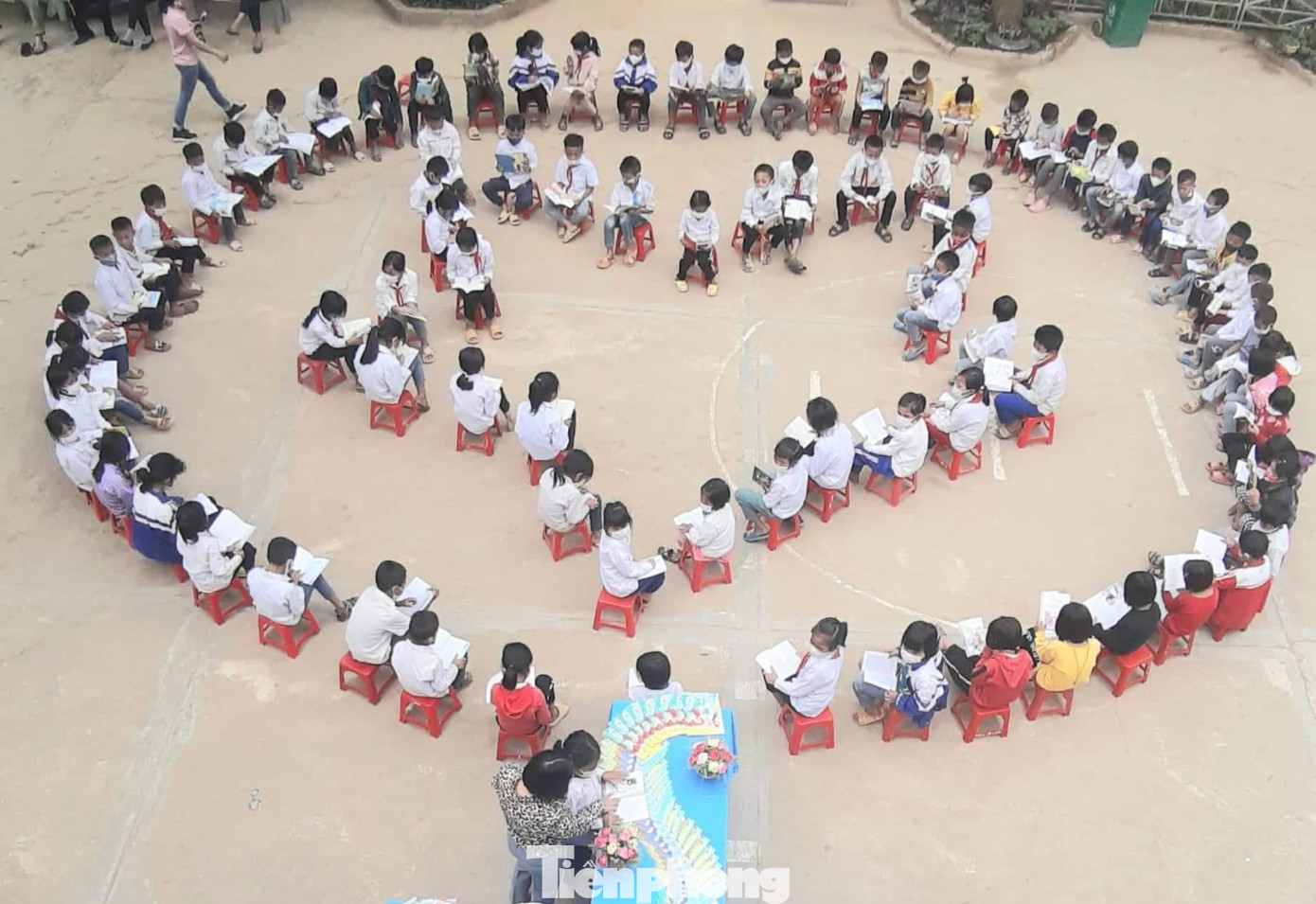 Năm nay, khâu bố trí và sắp xếp hình ảnh được các trường chú trọng hơn. Tại trường Tiểu học Tà Cạ, học sinh được xếp ngồi đọc theo hình ngôi sao tỏa sáng.