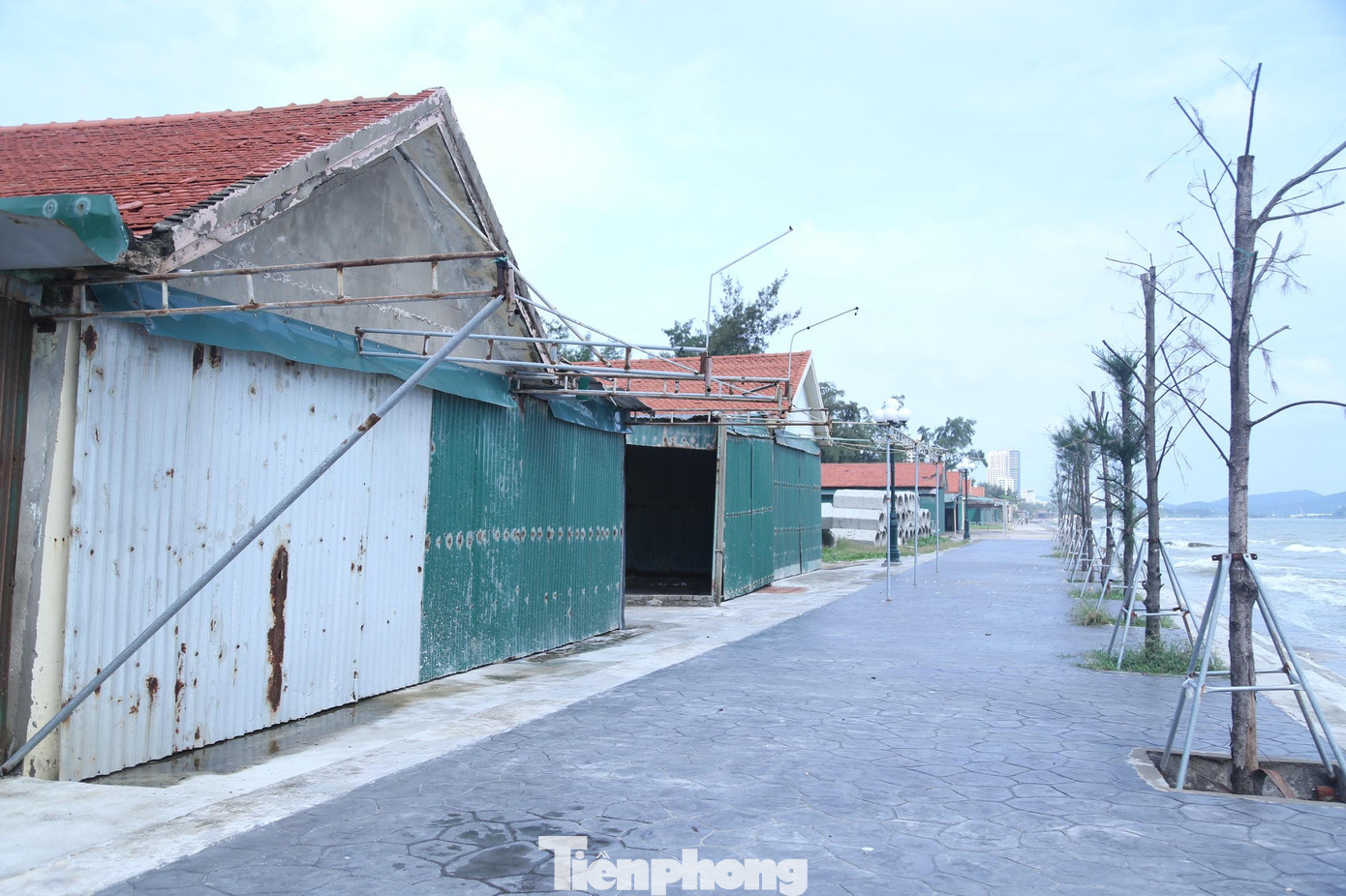 Theo kế hoạch, từ ngày 30/9 đến 30/10, các hộ kinh doanh dọc bãi biển Cửa Lò sẽ tự tháo dỡ, thu gom đồ đạc và trả mặt bằng cho thị xã. Từ ngày 30/10 đến 30/12, thị xã Cửa Lò sẽ dọn dẹp, san ủi mặt bằng, thu gom vật liệu, rác thải. Tuy nhiên, dù chưa đến "giờ G", nhưng một số hộ kinh doanh dọc bãi biển đã tự giác tháo dỡ ki-ốt của mình.