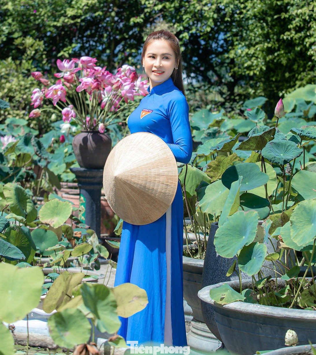 Tự hào, hãnh diện khi khoác lên mình trang phục truyền thống của dân tộc. Khi mặc áo dài, mỗi phụ nữ đều đẹp, duyên dáng, thanh lịch hơn.