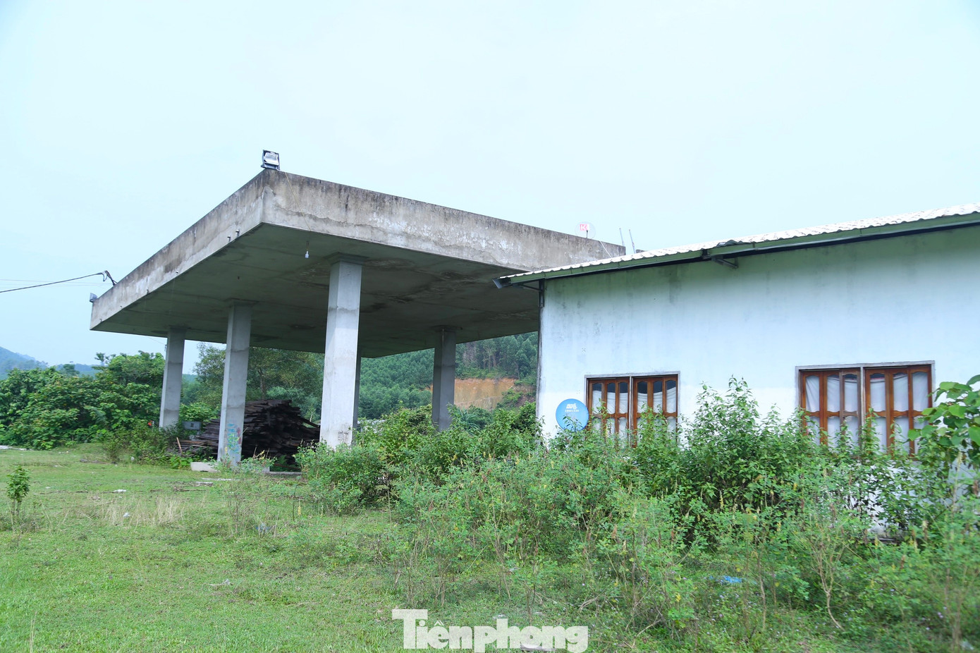 Một cây xăng được xây dựng trên khu đất thực hiện dự án nhưng vẫn chưa hoàn thành và đã bị bỏ hoang từ lâu.