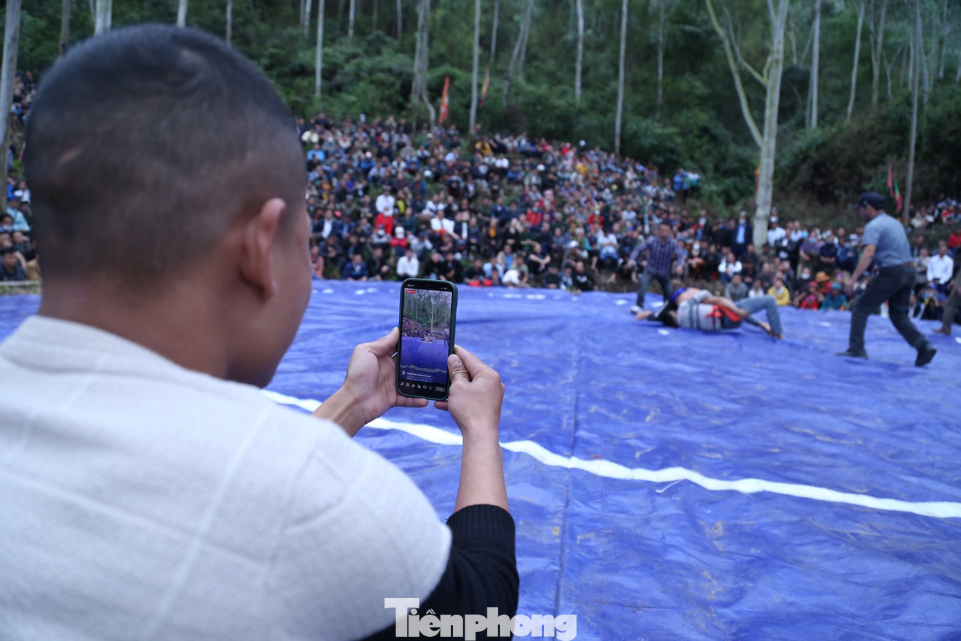 Nhiều người thích thú livestream trên mạng xã hội.