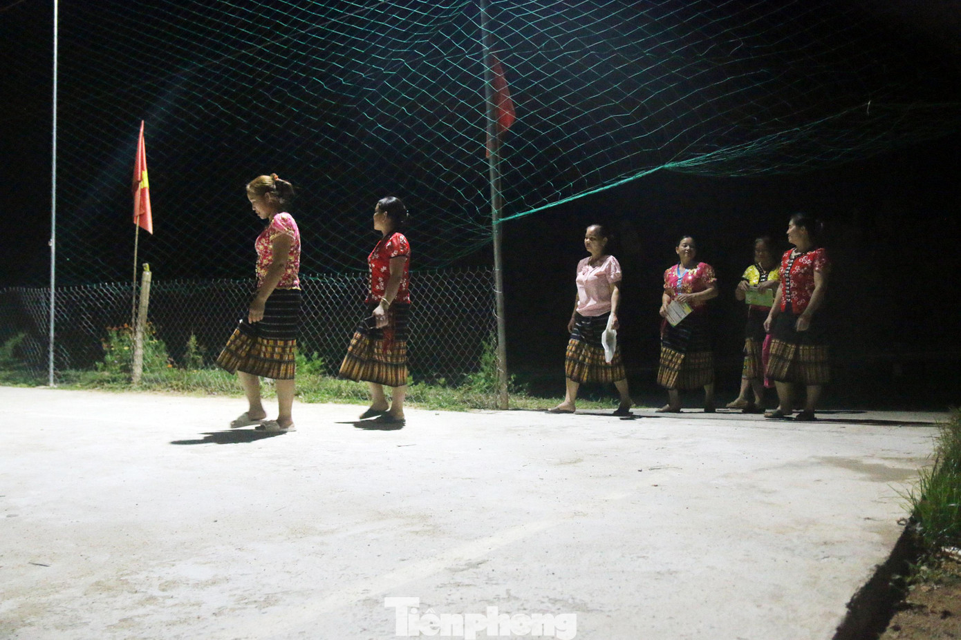 Sau bữa cơm tối cùng gia đình, các mẹ, các chị ở bản Lở (xã Xá Lượng, huyện Tương Dương, Nghệ An) lại tập trung về nhà văn hóa để tham gia lớp học xóa mù chữ miễn phí. Sau bữa cơm tối cùng gia đình, các mẹ, các chị ở bản Lở (xã Xá Lượng, huyện Tương Dương, Nghệ An) lại tập trung về nhà văn hóa để tham gia lớp học xóa mù chữ miễn phí.