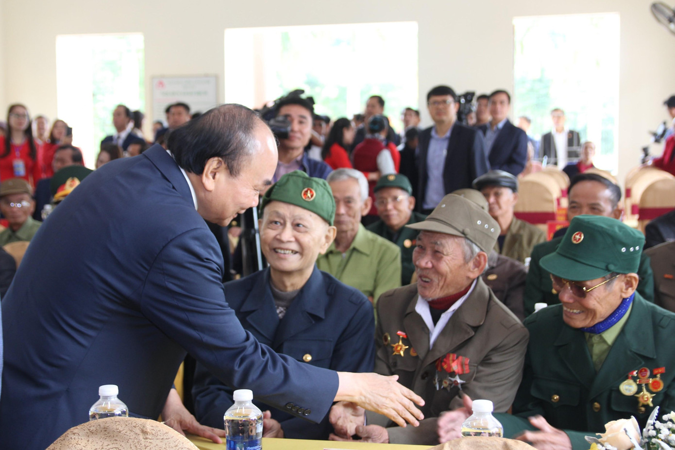 Chủ tịch nước Nguyễn Xuân Phúc thăm hỏi các bậc cao niên tại xã Quỳnh Đôi. Chủ tịch nước Nguyễn Xuân Phúc thăm hỏi các bậc cao niên tại xã Quỳnh Đôi.