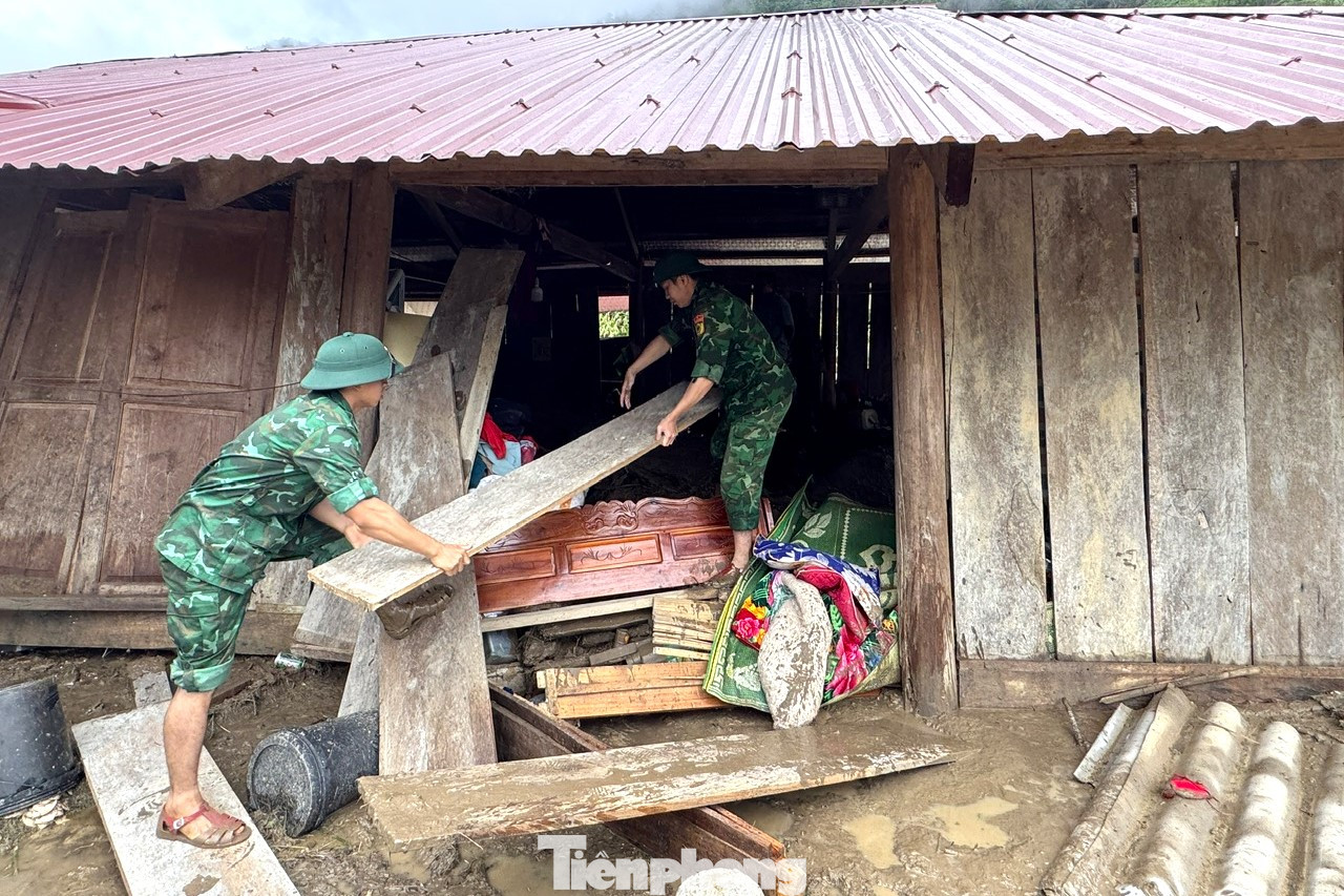 Tại huyện Tương Dương, đêm ngày 29/5, rạng sáng 30/5, trên địa bàn xuất hiện lũ quét ở xã Nhôn Mai và Hữu Khuông gây thiệt hại đến tài sản của người dân. Theo thống kê, xã Nhôn Mai có 11 nhà bị hư hỏng và cuốn trôi; nhiều điểm giao thông bị sạt lở. Tại xã Hữu Khuông có 3 nhà bị lũ cuốn trôi hoàn toàn; một điểm trường bị lũ quét cuốn trôi nhiều đồ dùng; 2 cây cầu bị ảnh hưởng. Trong ảnh: Đồn Biên phòng Nhôn Mai cử lực lượng xuống địa bàn phối hợp giúp nhân dân khắc phục hậu quả.
