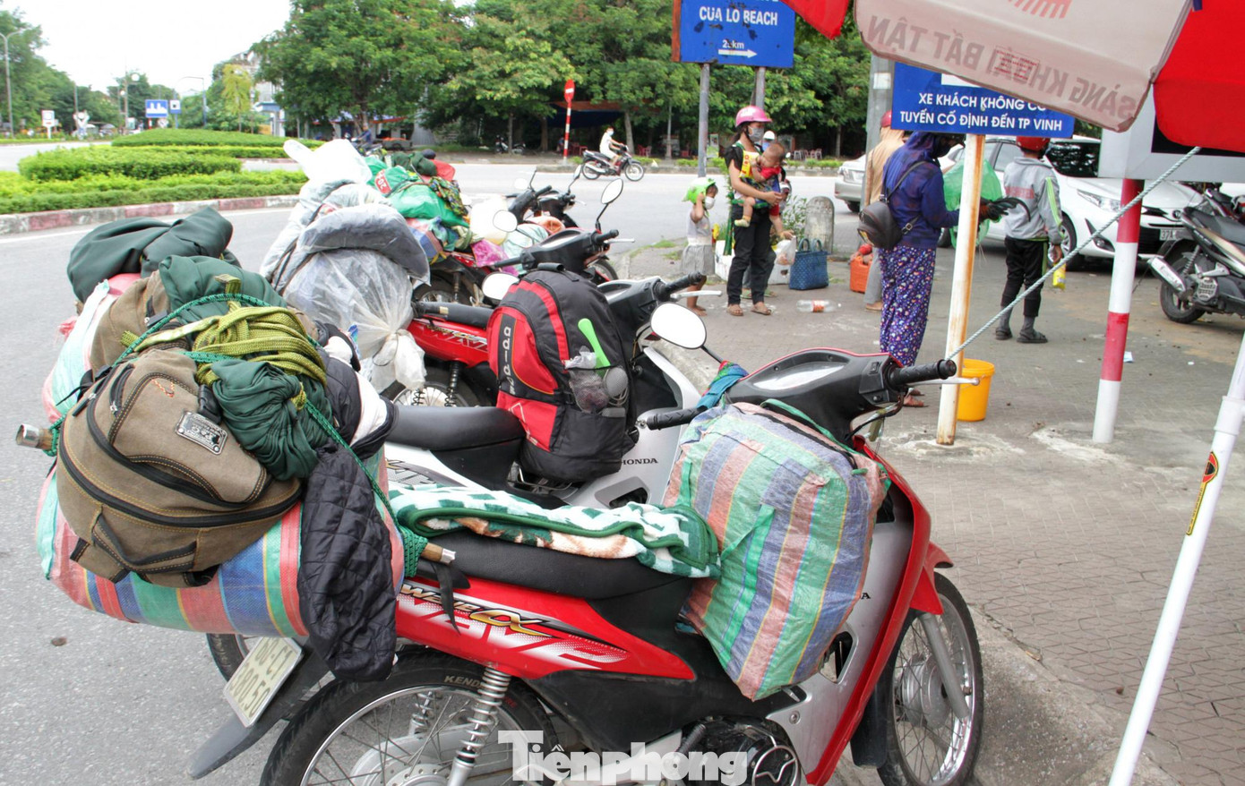 Khoảng trống trên xe máy đều được chất kín hành lý