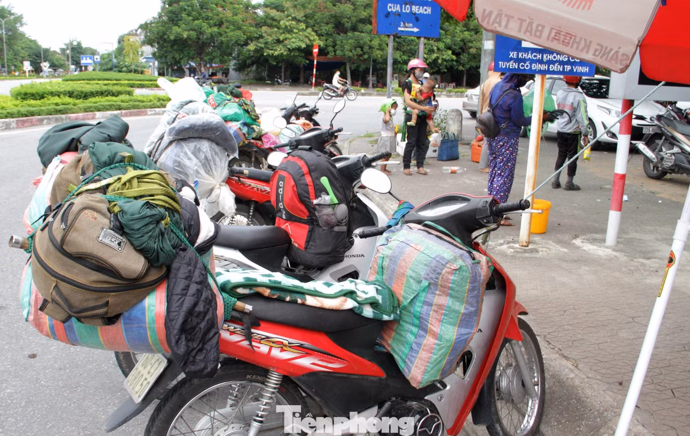 Khoảng trống trên xe máy đều được chất kín hành lý