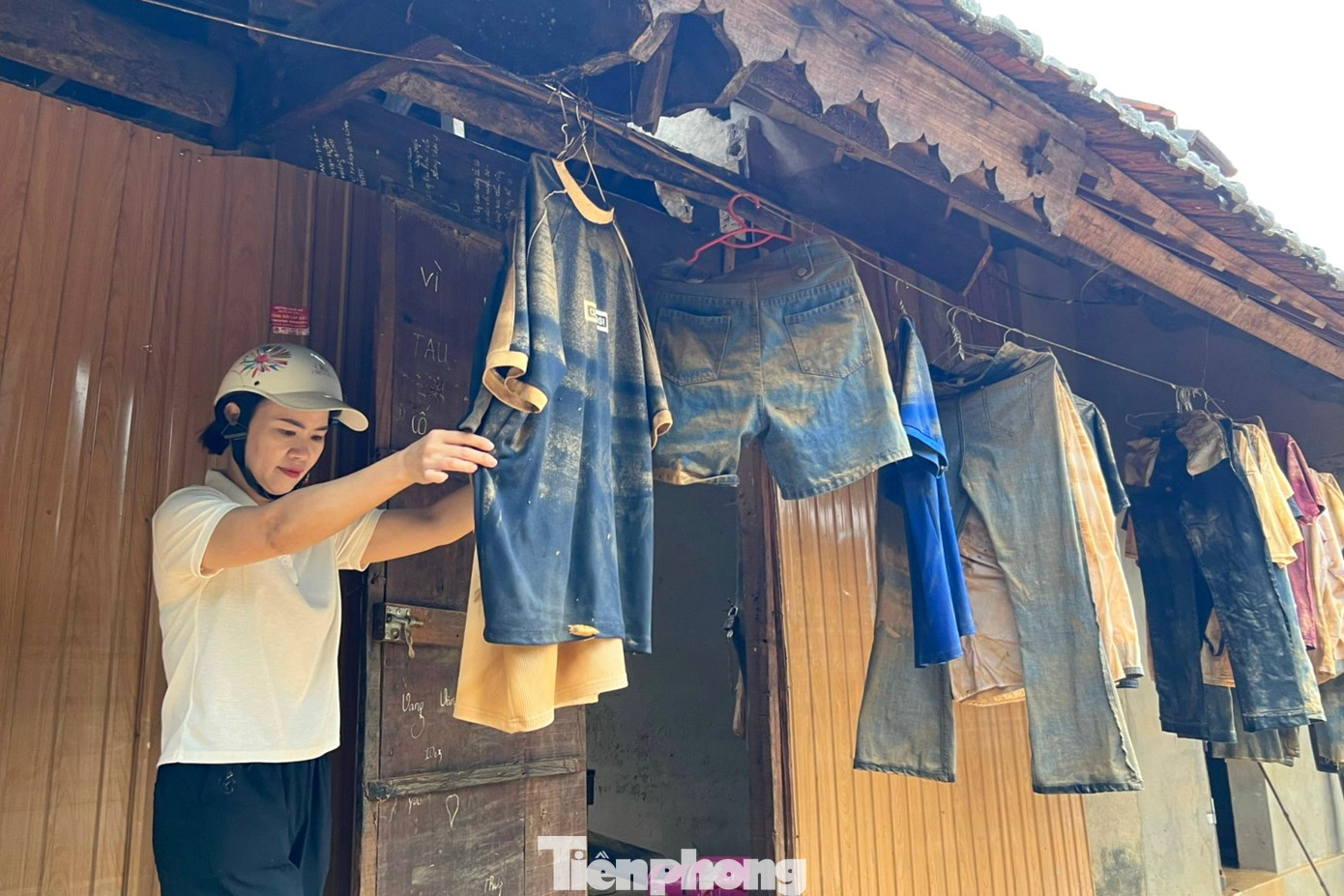 Những bộ quần áo phủ đầy màu bùn.