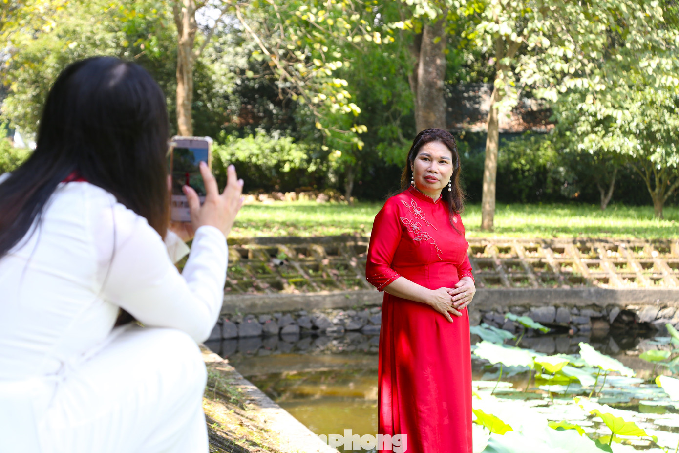 Du khách lưu giữ khoảnh khắc đẹp bên hoa sen ở quê Bác.