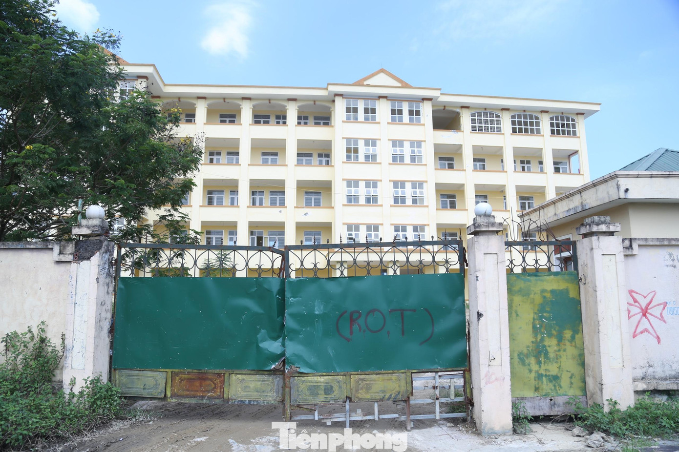 Dự án do Trường Cao đẳng Văn hóa nghệ thuật Nghệ An làm chủ đầu tư, gồm 2 gói thầu: Nhà học chuyên ngành 5 tầng với tổng mức đầu tư hơn 19,2 tỷ đồng và khu nhà ở sinh viên hơn 46,9 tỷ đồng. Thế nhưng, đến nay, sau nhiều năm xây dựng dự án chưa thể đưa vào sử dụng. Dự án do Trường Cao đẳng Văn hóa nghệ thuật Nghệ An làm chủ đầu tư, gồm 2 gói thầu: Nhà học chuyên ngành 5 tầng với tổng mức đầu tư hơn 19,2 tỷ đồng và khu nhà ở sinh viên hơn 46,9 tỷ đồng. Thế nhưng, đến nay, sau nhiều năm xây dựng dự án chưa thể đưa vào sử dụng.