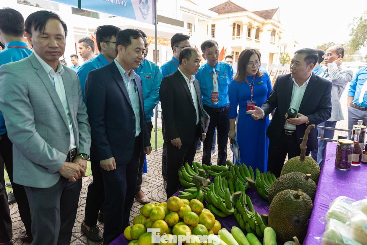 Các đại biểu tham quan gian hàng thanh niên kết nối giới thiệu sản phẩm.