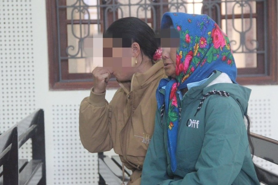 Mẹ và vợ bị cáo Thò Bá Cha khóc nghẹn tại tòa Mẹ và vợ bị cáo Thò Bá Cha khóc nghẹn tại tòa