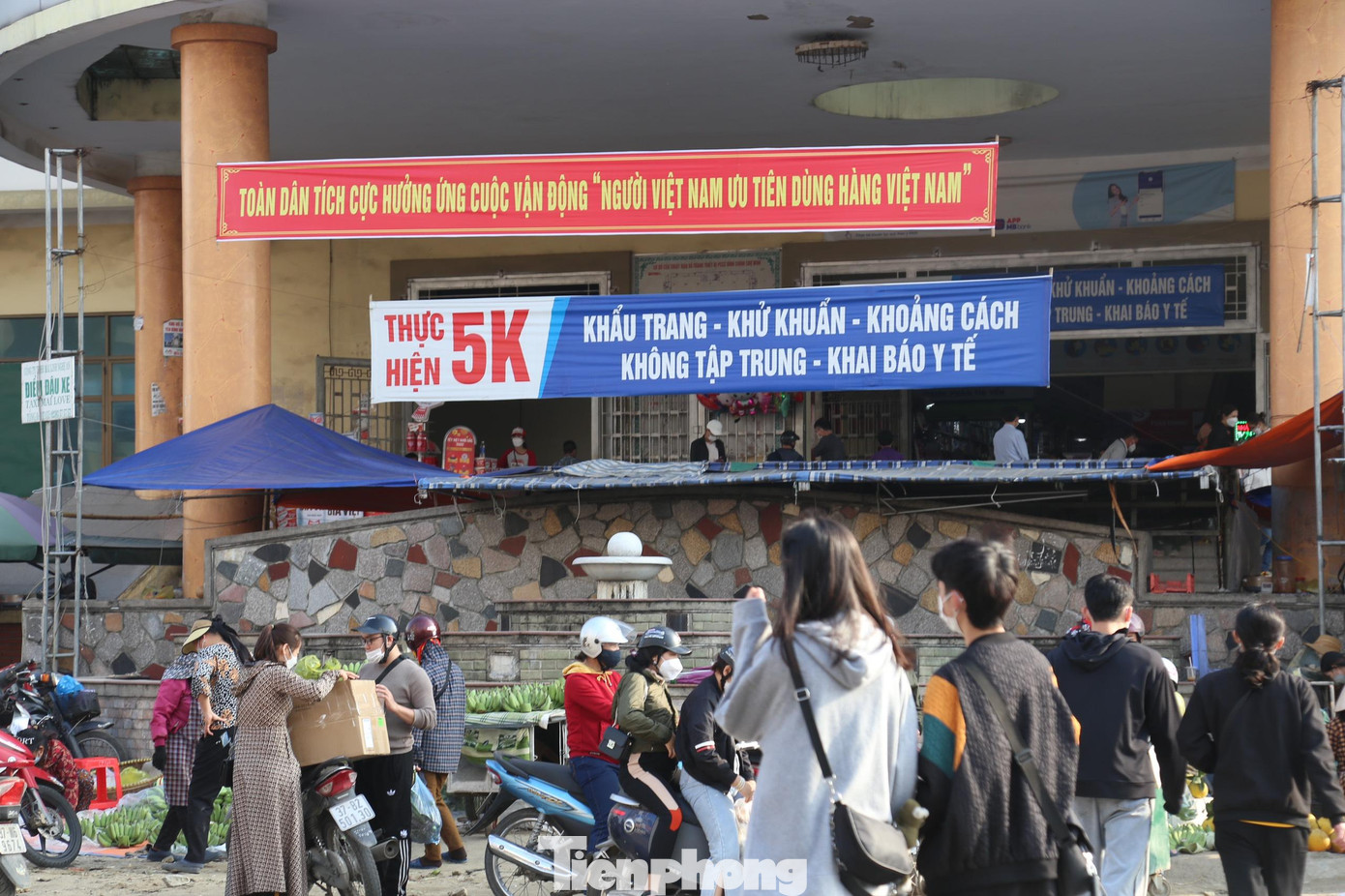 Ông Nguyễn Hữu Đắc - Trưởng BQL chợ Vinh cho biết: “Cận Tết, lượng người vào chợ mua sắm tăng lên gấp đôi so với ngày thường, đây là tín hiệu đáng mừng sau một năm ảnh hưởng bởi dịch bệnh. Lượng hàng Tết tích trữ tại chợ Vinh năm nay giảm 40% so với những năm trước. Tuy nhiên, nguồn cung vẫn khá dồi dào nên không lo thiếu hàng. Bà con và tiểu thương đều chấp hành các quy định phòng dịch khi mua bán”.