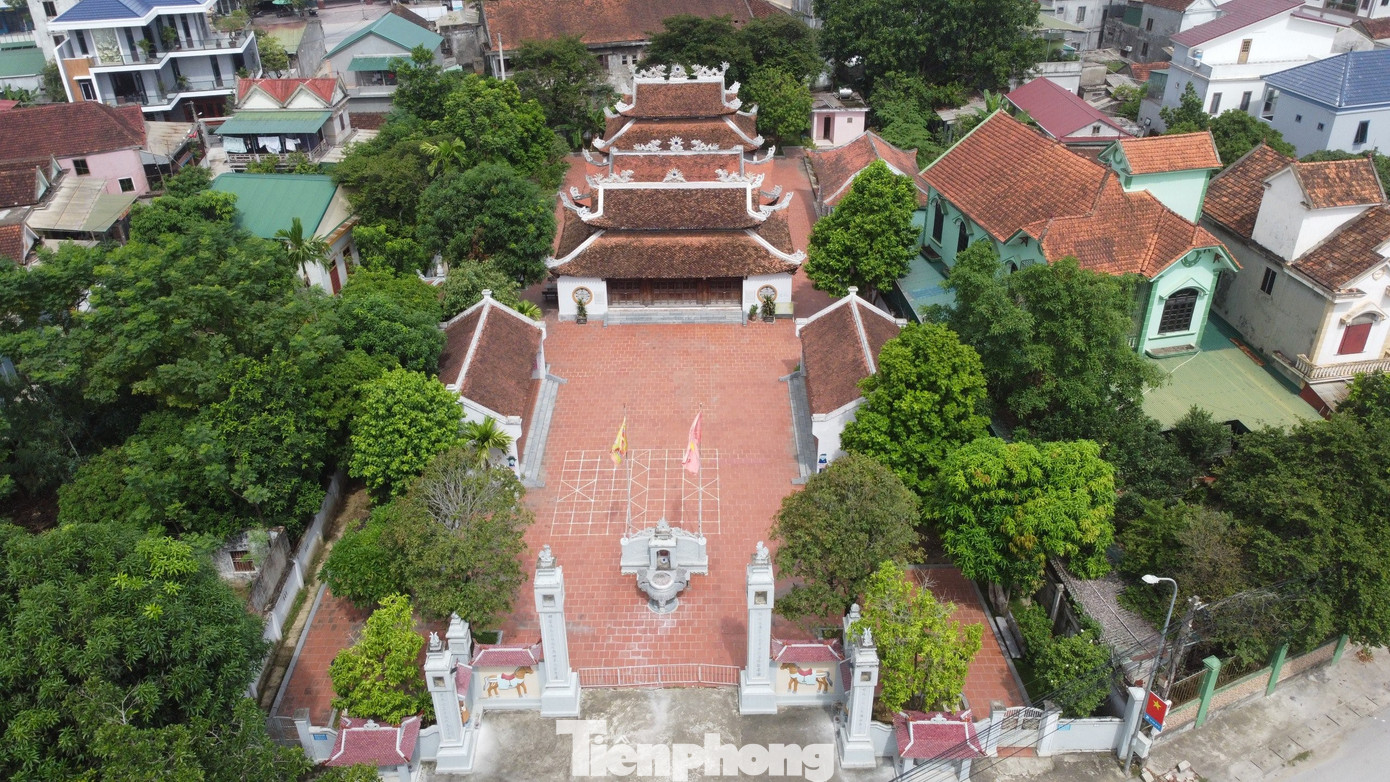 Cách khu lăng mộ khoảng 3 km là đền thờ. Đền xây thời Nguyễn, qua thời gian bị xuống cấp. Đầu năm 2011, đền được tôn tạo. Đền gồm tam quan; thượng điện thờ vua và gia quyến; trung điện thờ tướng sĩ có công; hạ điện là nơi hành lễ, thờ cúng cộng đồng.