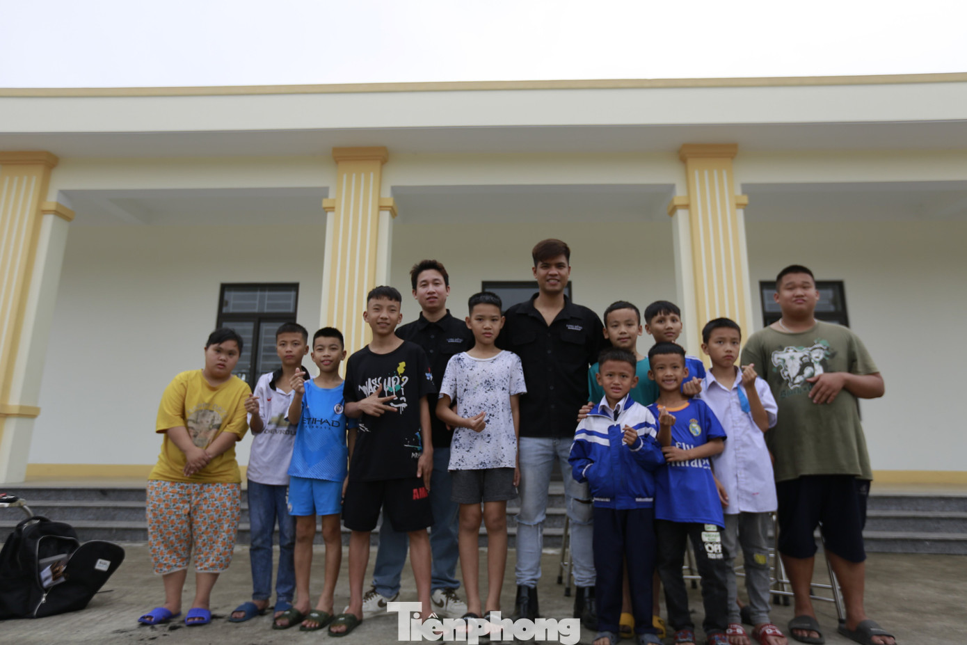 Sau gần 2 giờ miệt mài làm việc, anh Dũng và đồng nghiệp đã giúp 11 em của Làng trẻ em mồ côi Hà Tĩnh có mái tóc mới, gọn gàng hơn.