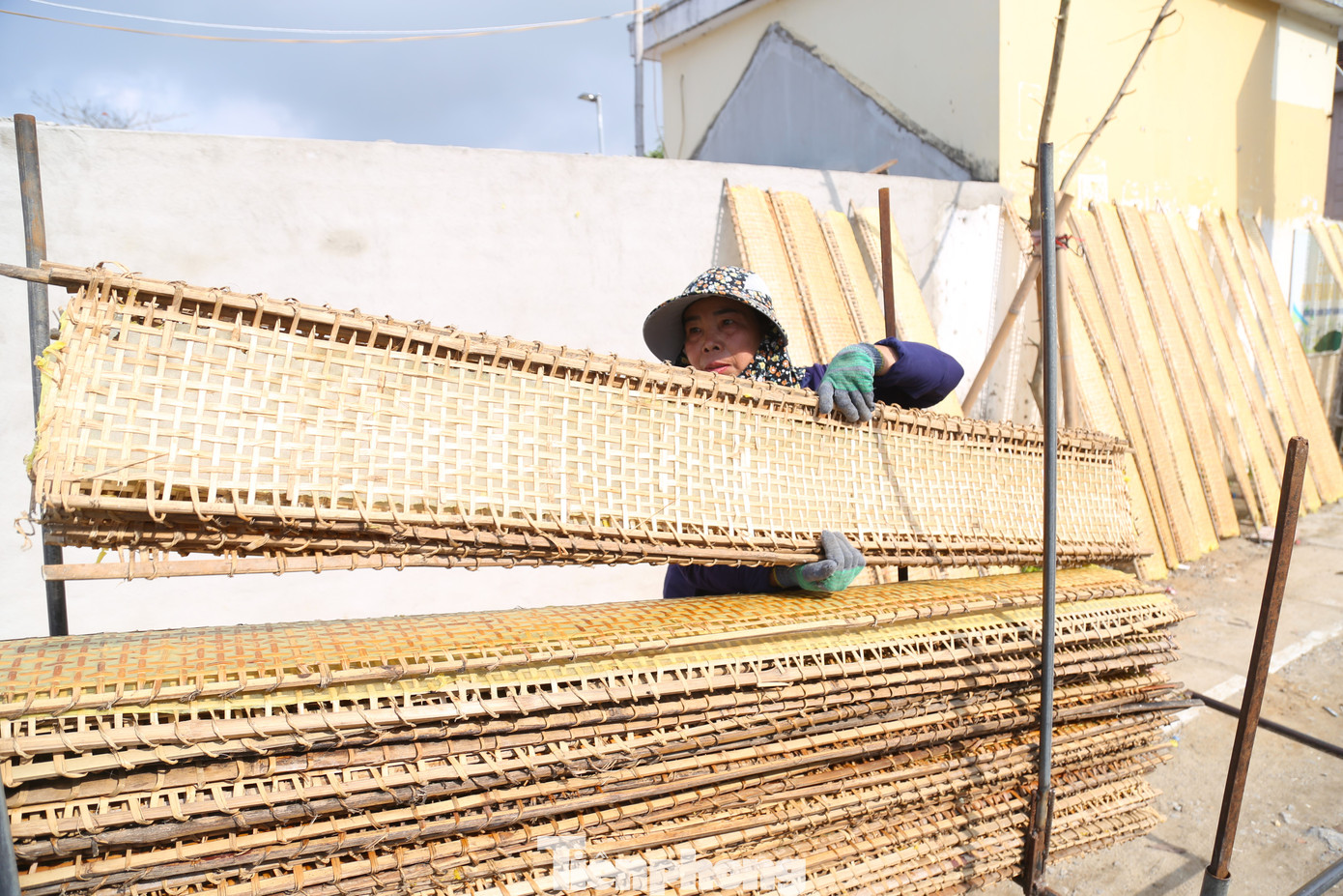 “Dù đã làm bằng máy nhưng chúng tôi cũng phải thức dậy từ 3 giờ sáng làm cho đến đêm mới được nghỉ. Thị trường tiêu thụ thì không phải lo. Có bao nhiều là hết bấy nhiêu”, ông Hoàn chia sẻ.