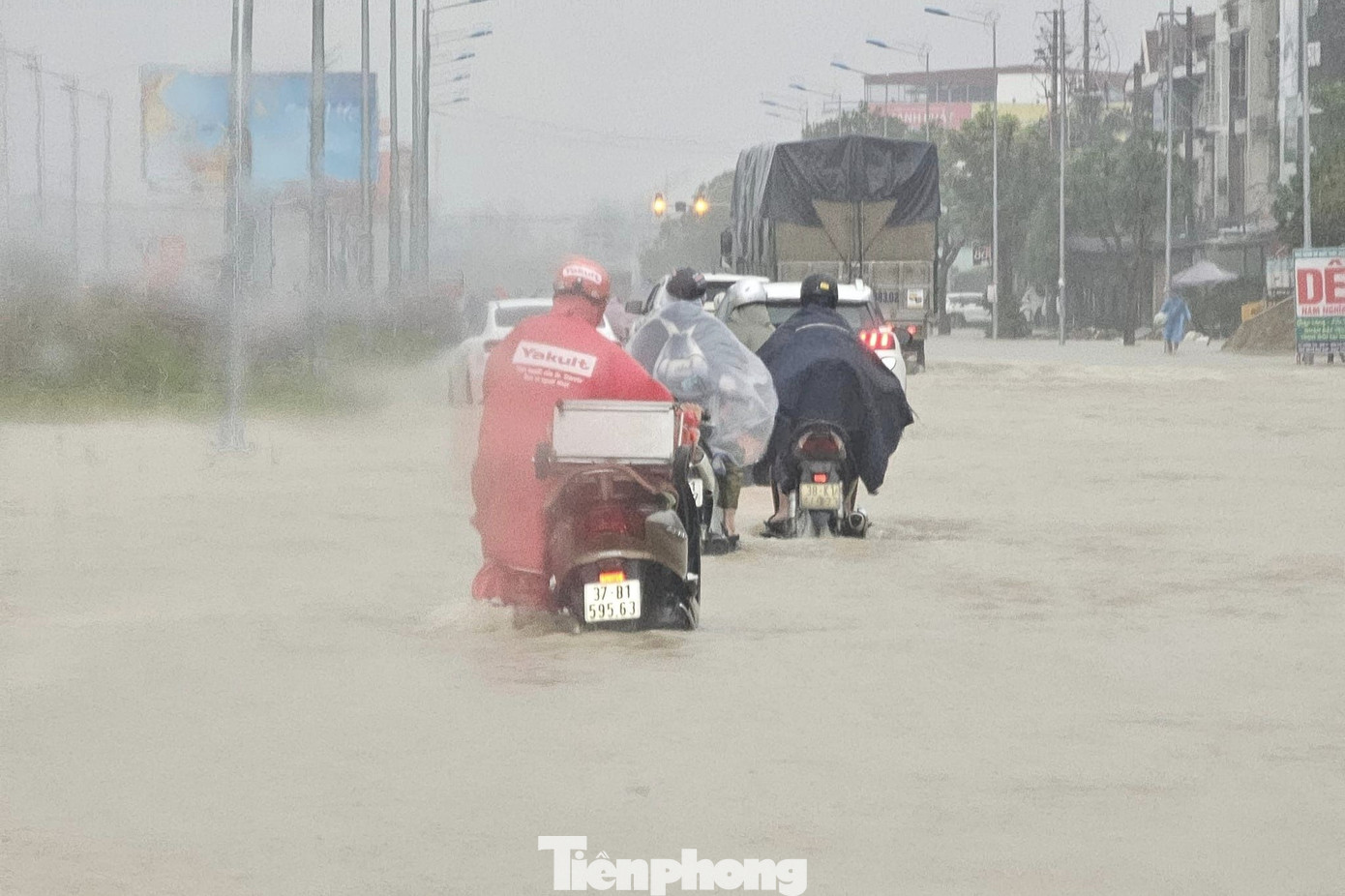Người và phương tiện ở TP Vinh bì bõm lội nước trong sáng 13/11 Người và phương tiện ở TP Vinh bì bõm lội nước trong sáng 13/11