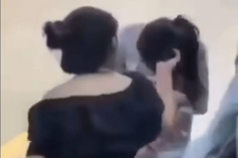 Nữ sinh bị túm tóc, đánh hội đồng Nữ sinh bị túm tóc, đánh hội đồng