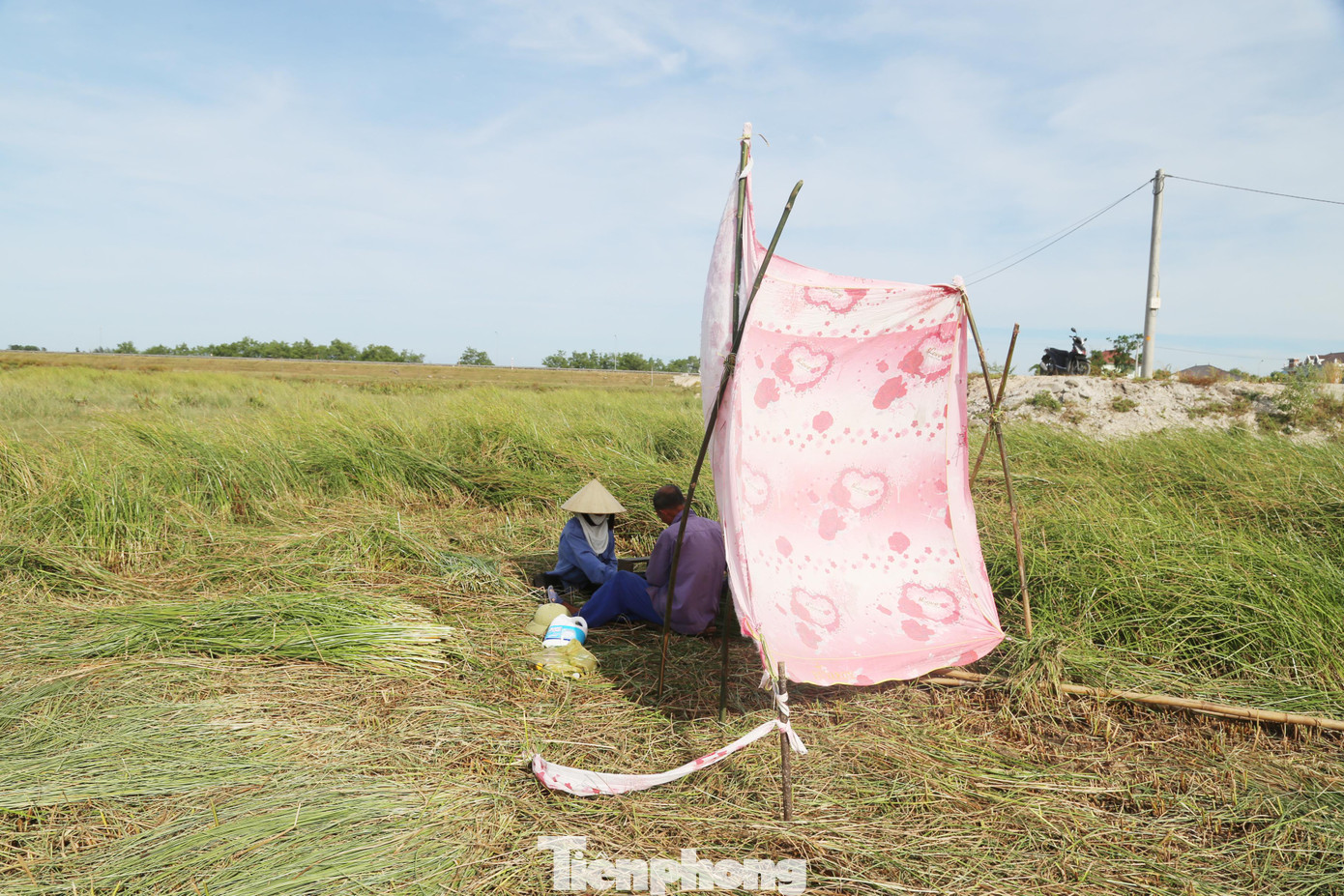 Vợ chồng ông Khoa căng tấm vải mỏng tránh nắng