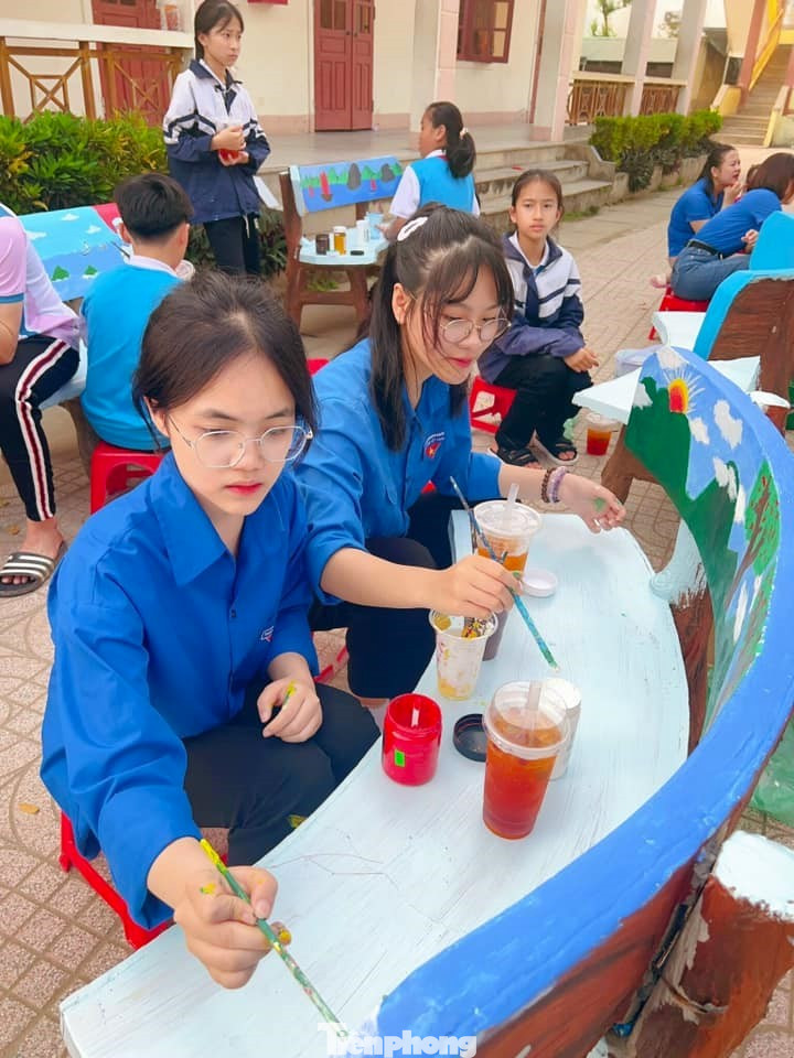 Với sự khéo léo, tỉ mỉ vẽ, sáng tạo lựa chọn màu sắc, phối màu,... các đoàn viên thanh niên đã làm cho những chiếc ghế đá cũ trở nên đẹp, đầy màu sắc và ấn tượng hơn.