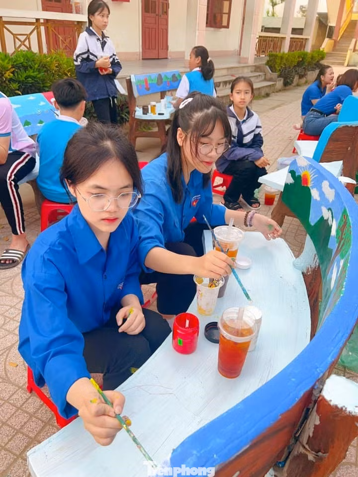 Với sự khéo léo, tỉ mỉ vẽ, sáng tạo lựa chọn màu sắc, phối màu,... các đoàn viên thanh niên đã làm cho những chiếc ghế đá cũ trở nên đẹp, đầy màu sắc và ấn tượng hơn.
