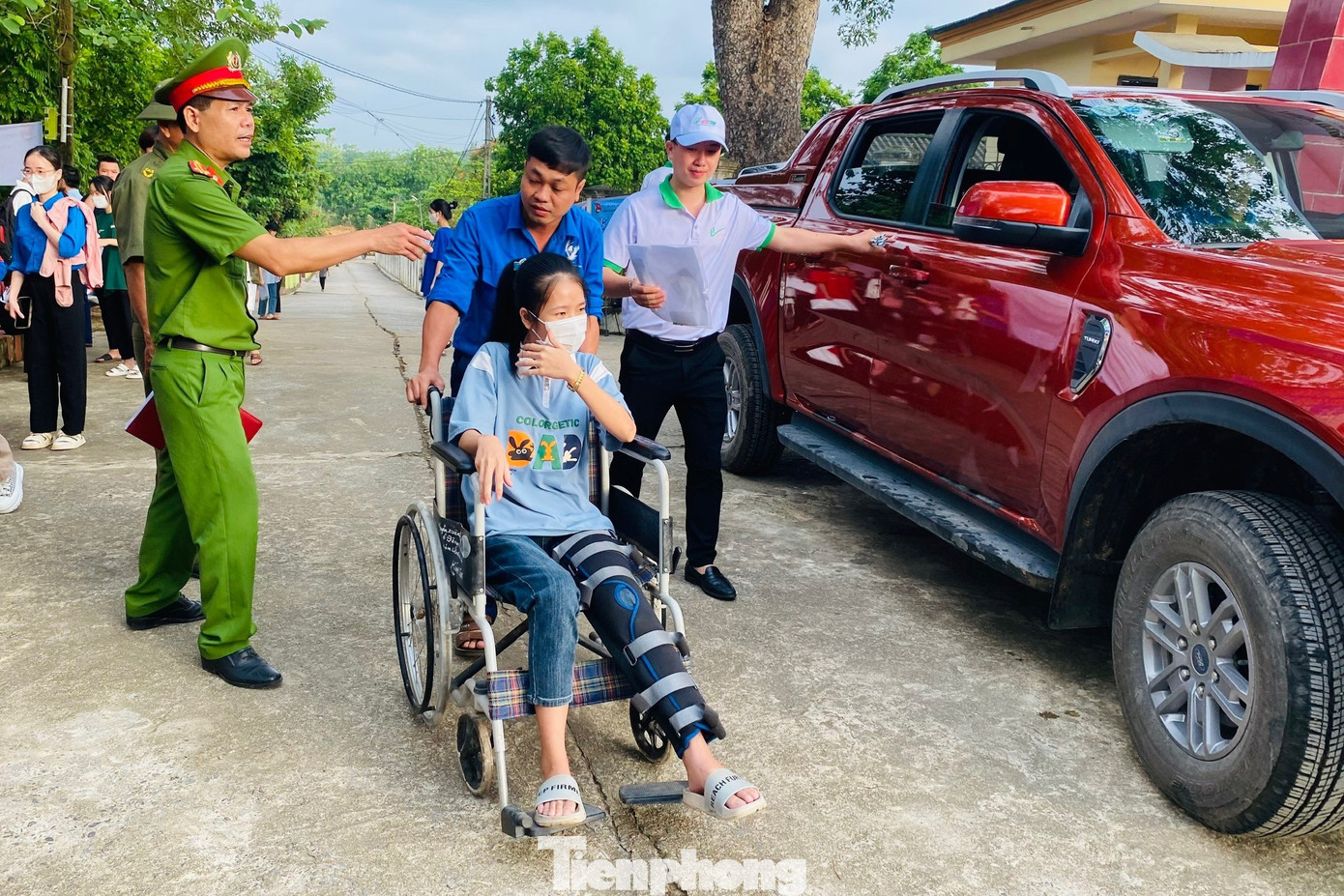 Đội thanh niên tình nguyện hỗ trợ đẩy xe lăn, đưa Hoa vào phòng thi Đội thanh niên tình nguyện hỗ trợ đẩy xe lăn, đưa Hoa vào phòng thi