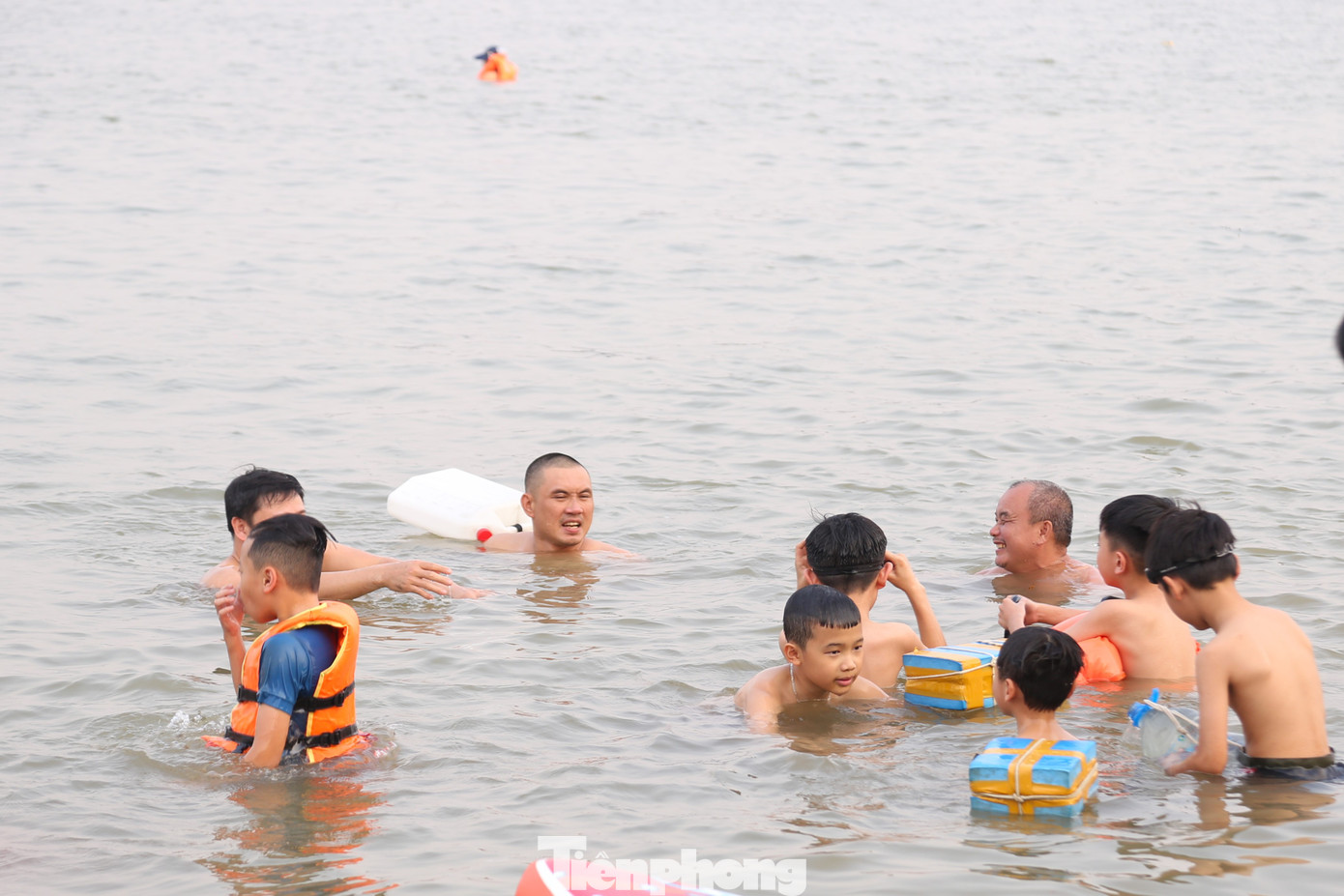 Người già, người trẻ vùng vẫy trong làn nước.